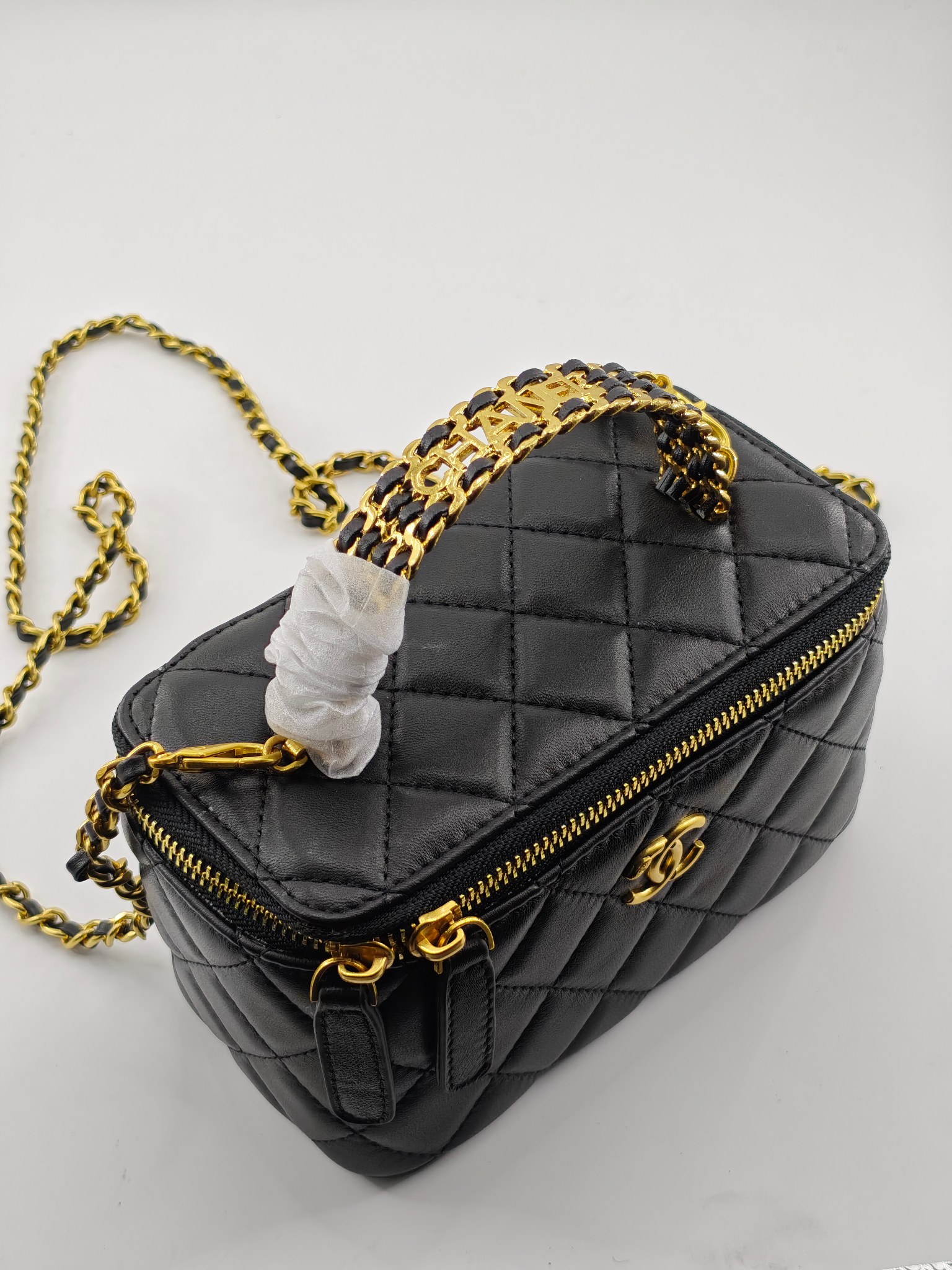  升级版化妆包中号
黑色头层羊纹金扣
实物实拍
款号：709-1
尺寸：18/10/9
