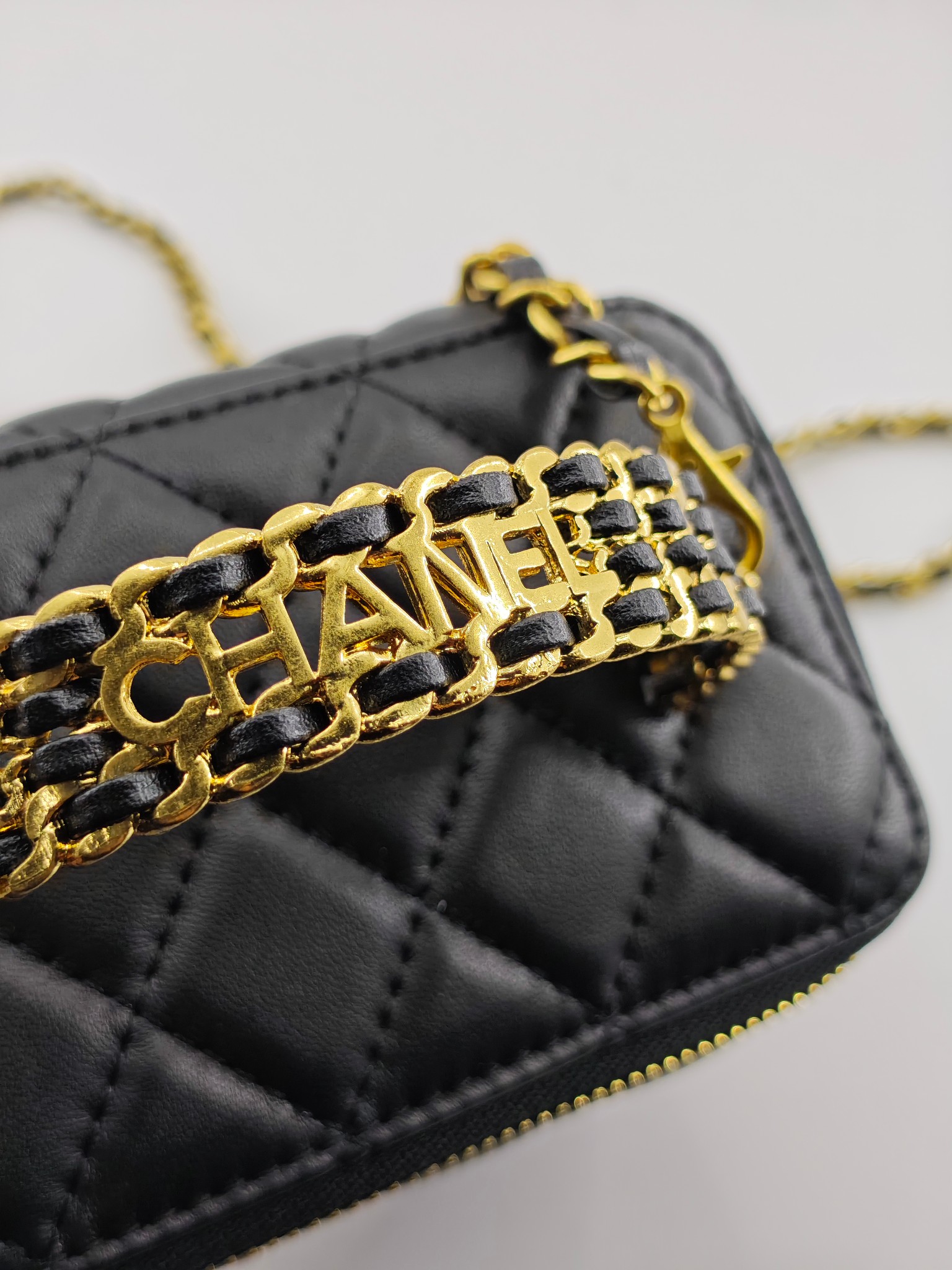  升级版化妆包中号
黑色头层羊纹金扣
实物实拍
款号：709-1
尺寸：18/10/9
