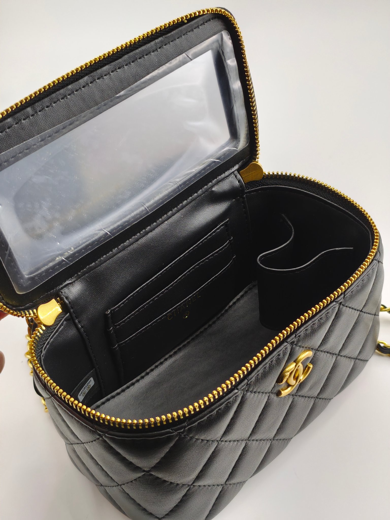  升级版化妆包中号
黑色头层羊纹金扣
实物实拍
款号：709-1
尺寸：18/10/9
