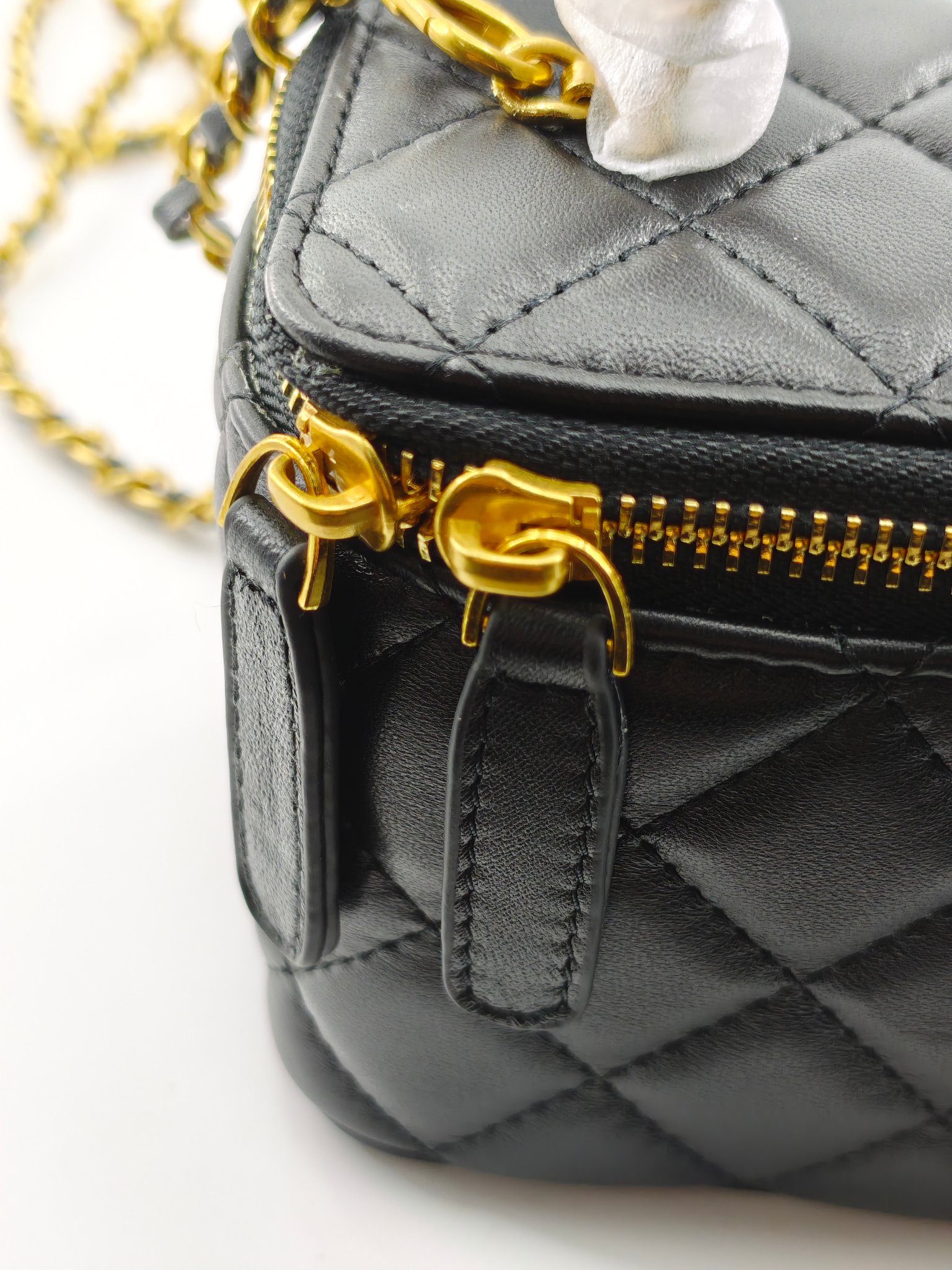  升级版化妆包中号
黑色头层羊纹金扣
实物实拍
款号：709-1
尺寸：18/10/9
