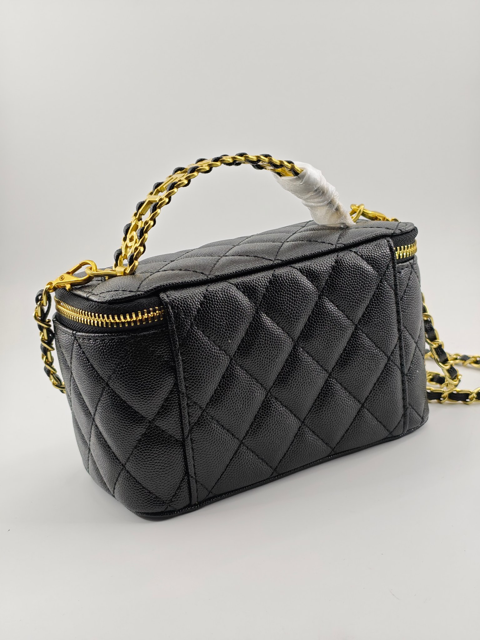  升级版化妆包中号
黑色头层牛皮鱼子酱金扣
实物实拍
款号：709
尺寸：18/10/9
