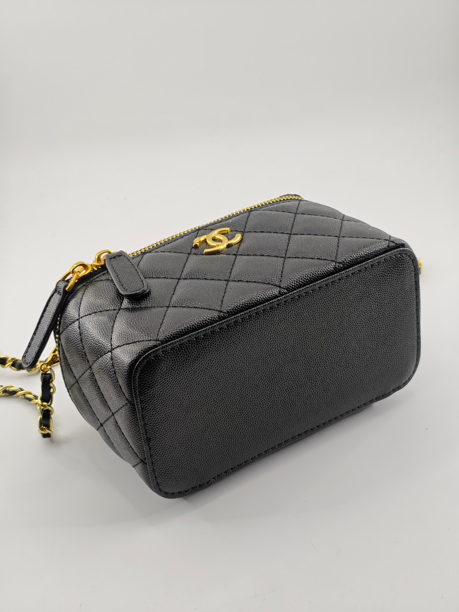  升级版化妆包中号
黑色头层牛皮鱼子酱金扣
实物实拍
款号：709
尺寸：18/10/9
