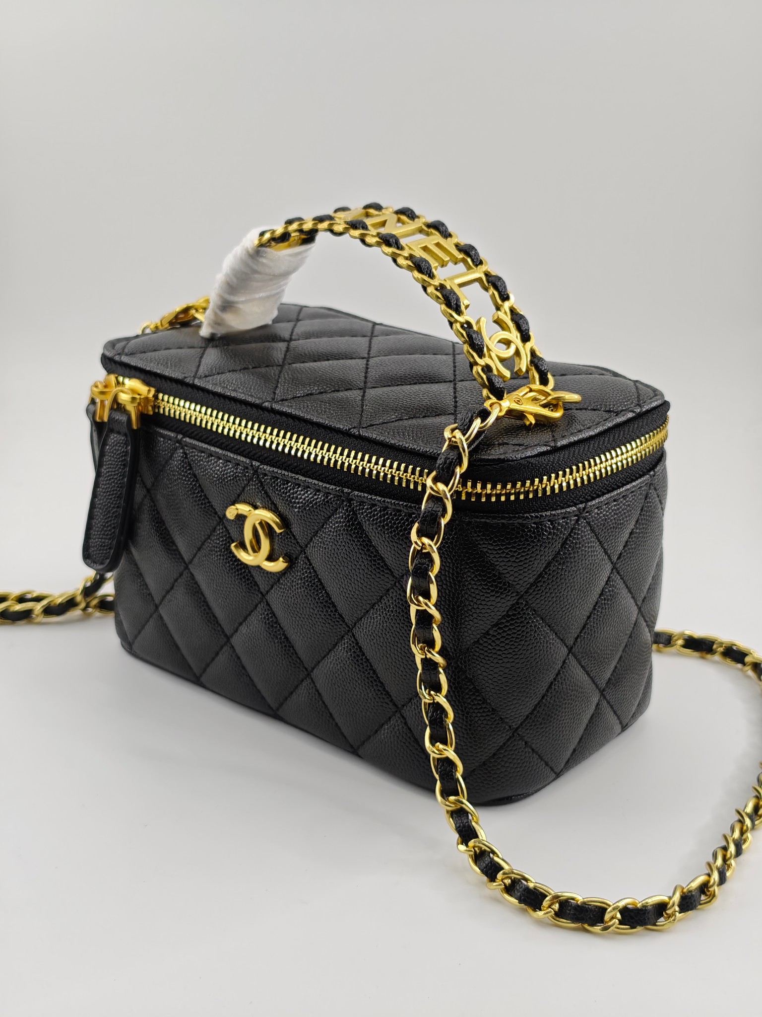  升级版化妆包中号
黑色头层牛皮鱼子酱金扣
实物实拍
款号：709
尺寸：18/10/9
