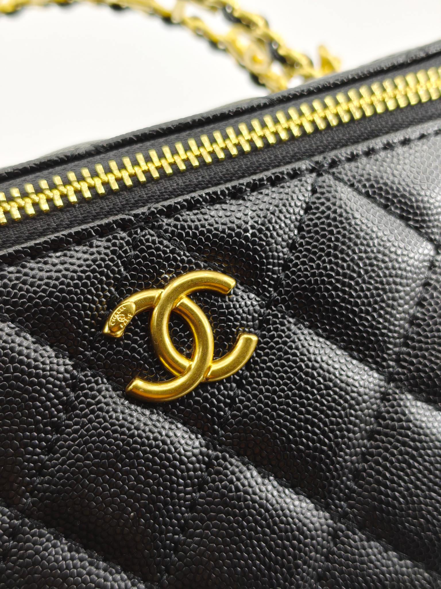  升级版化妆包中号
黑色头层牛皮鱼子酱金扣
实物实拍
款号：709
尺寸：18/10/9
