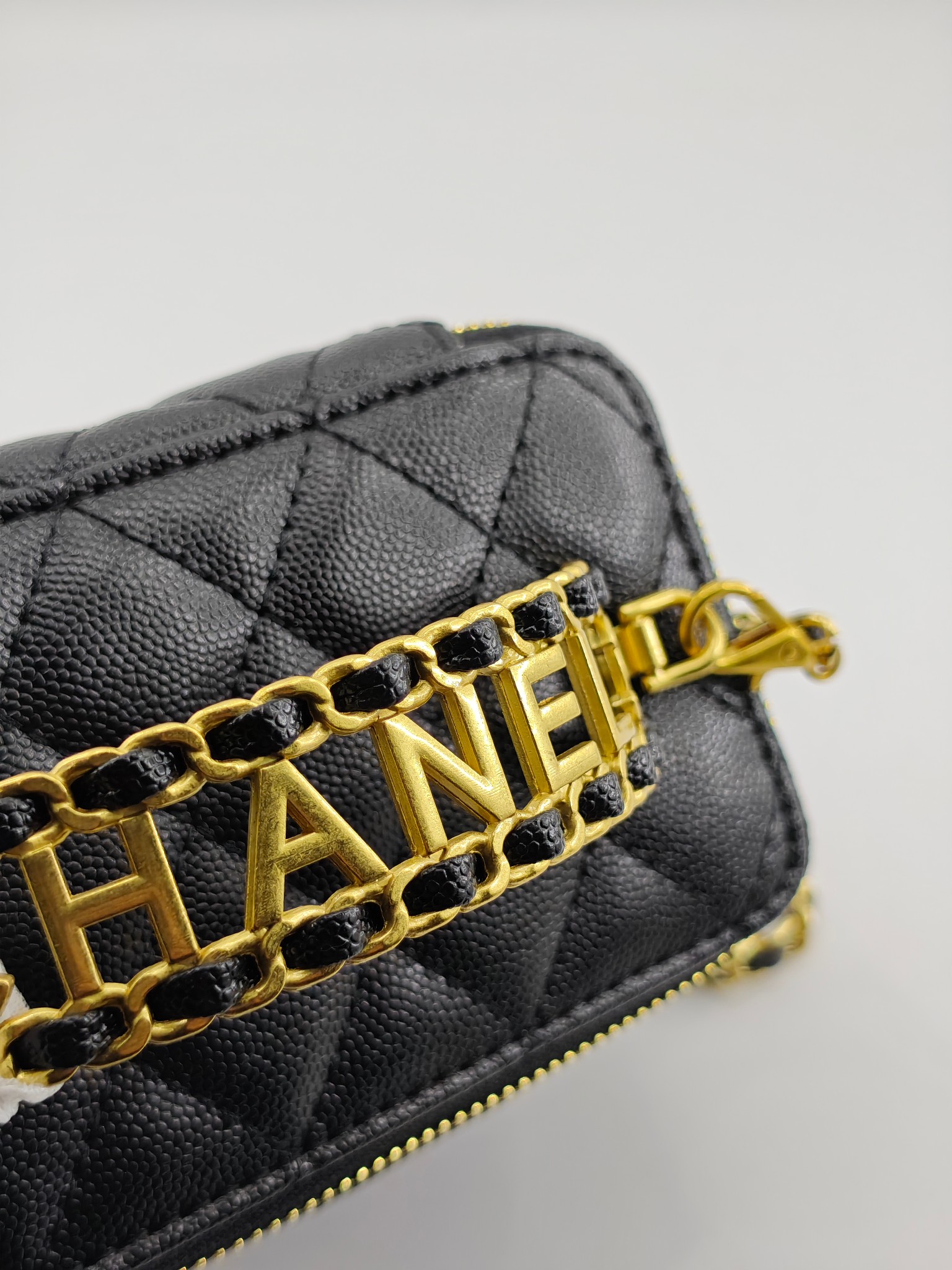  升级版化妆包中号
黑色头层牛皮鱼子酱金扣
实物实拍
款号：709
尺寸：18/10/9
