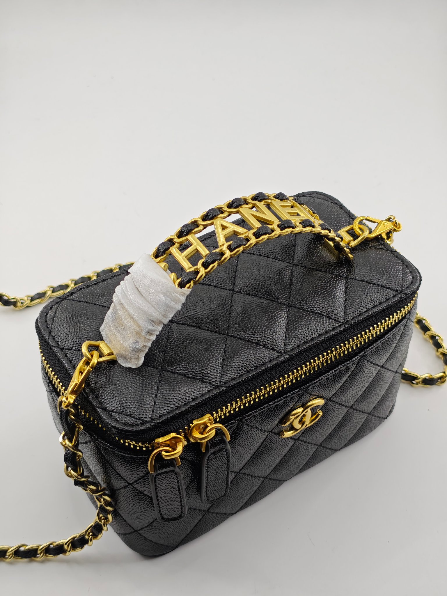  升级版化妆包中号
黑色头层牛皮鱼子酱金扣
实物实拍
款号：709
尺寸：18/10/9
