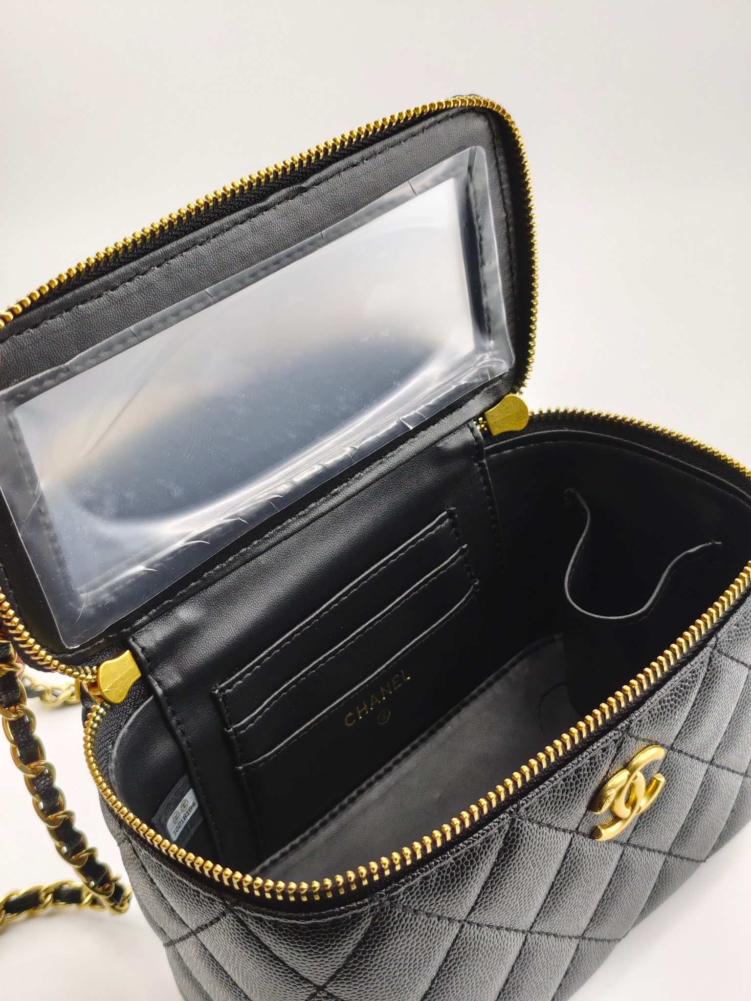  升级版化妆包中号
黑色头层牛皮鱼子酱金扣
实物实拍
款号：709
尺寸：18/10/9
