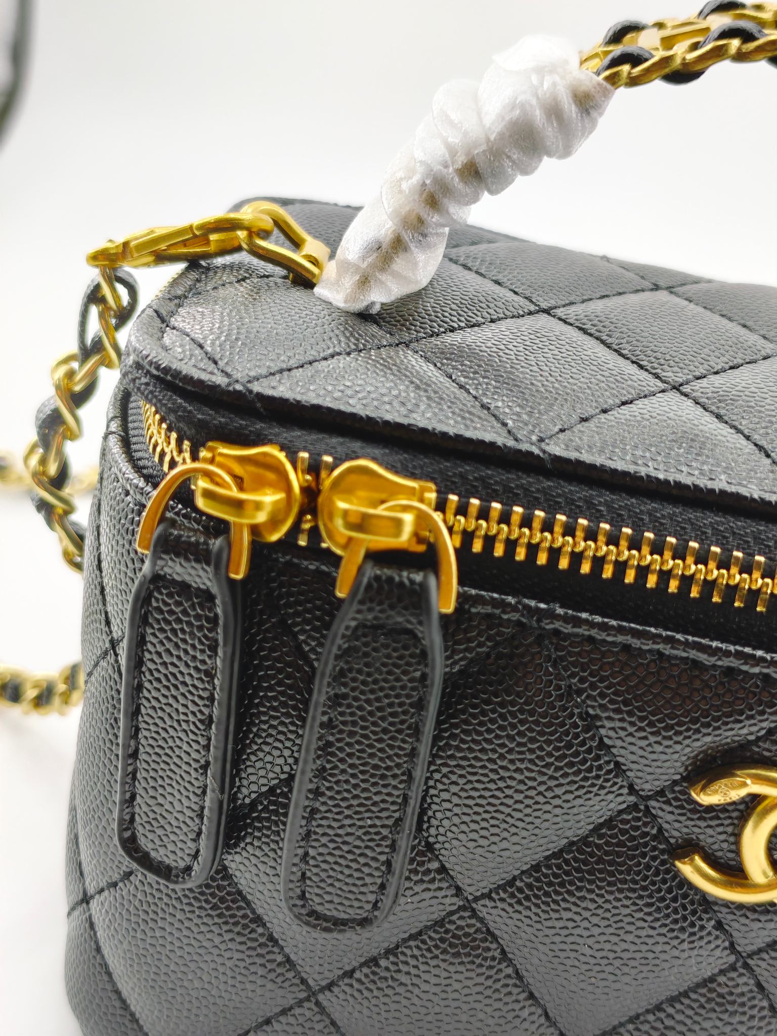  升级版化妆包中号
黑色头层牛皮鱼子酱金扣
实物实拍
款号：709
尺寸：18/10/9
