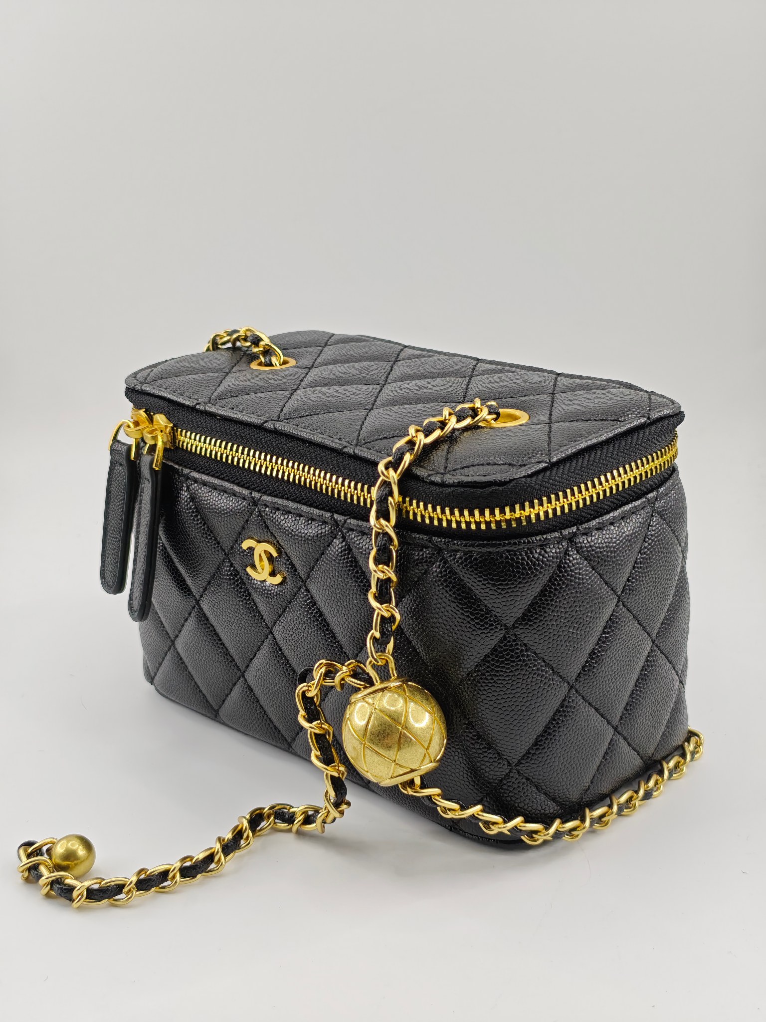  升级版化妆包中号
黑色头层牛皮鱼子酱金扣
实物实拍
款号：1919
尺寸：18/10/9
