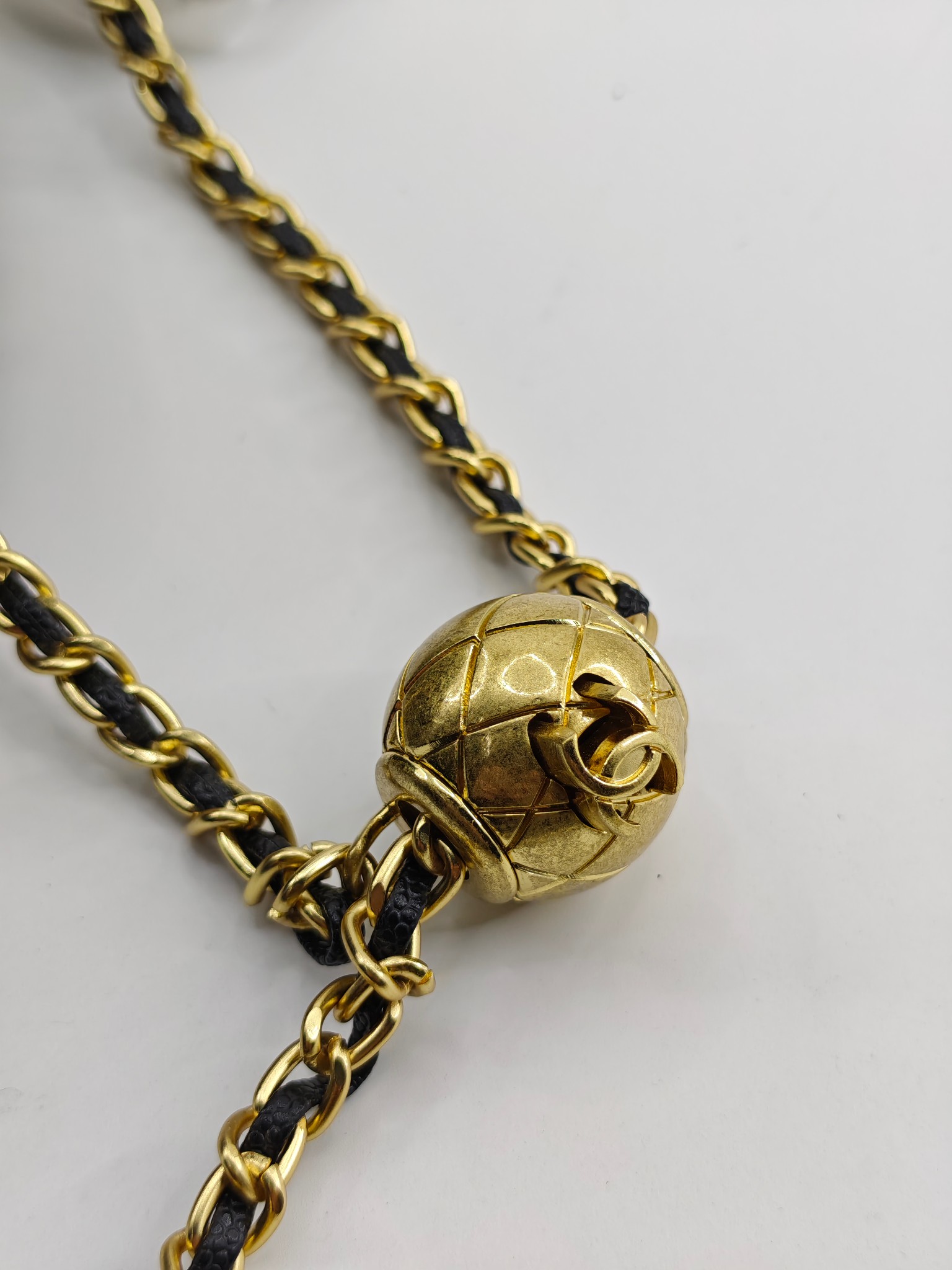  升级版化妆包中号
黑色头层牛皮鱼子酱金扣
实物实拍
款号：1919
尺寸：18/10/9
