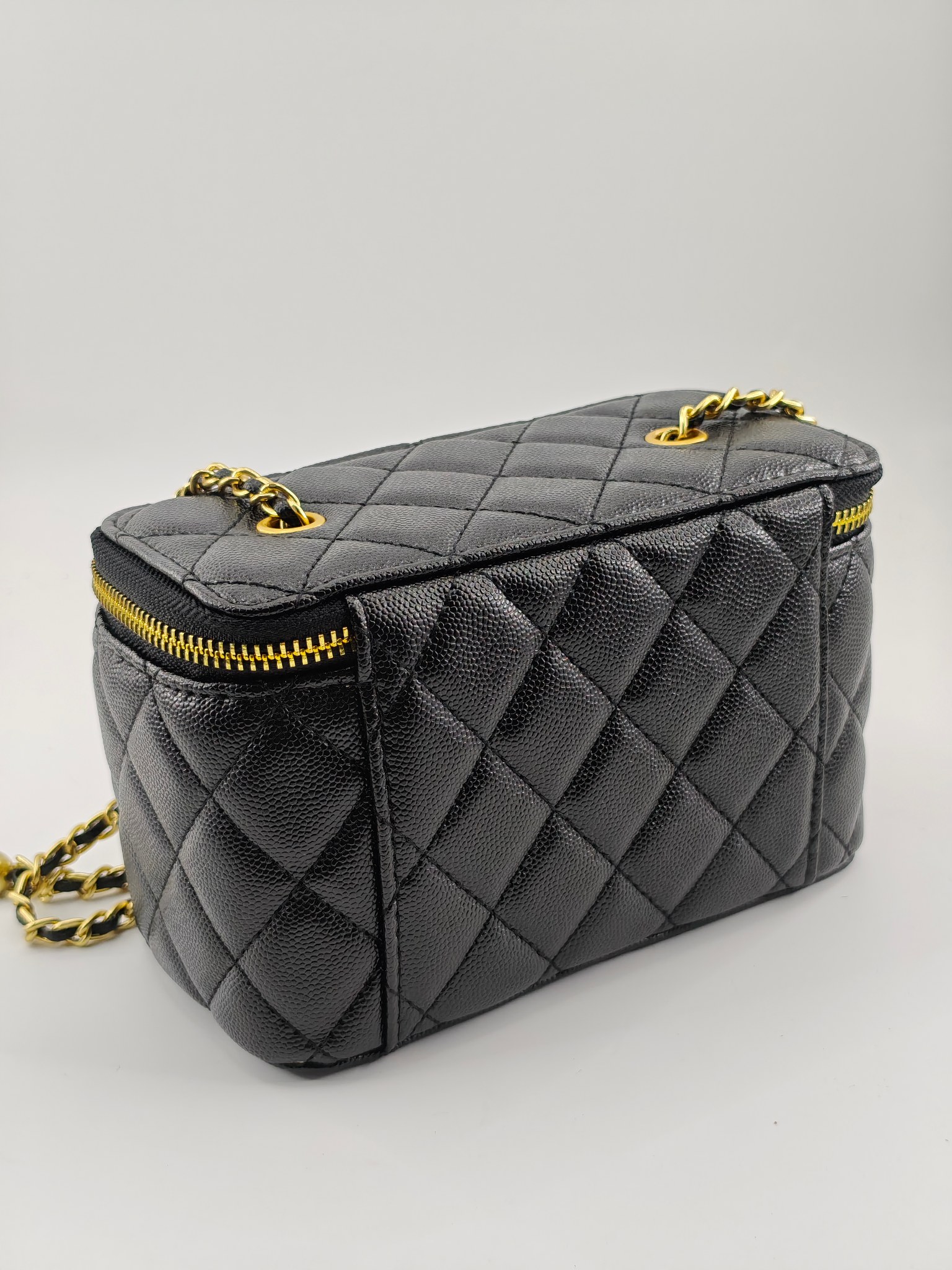  升级版化妆包中号
黑色头层牛皮鱼子酱金扣
实物实拍
款号：1919
尺寸：18/10/9
