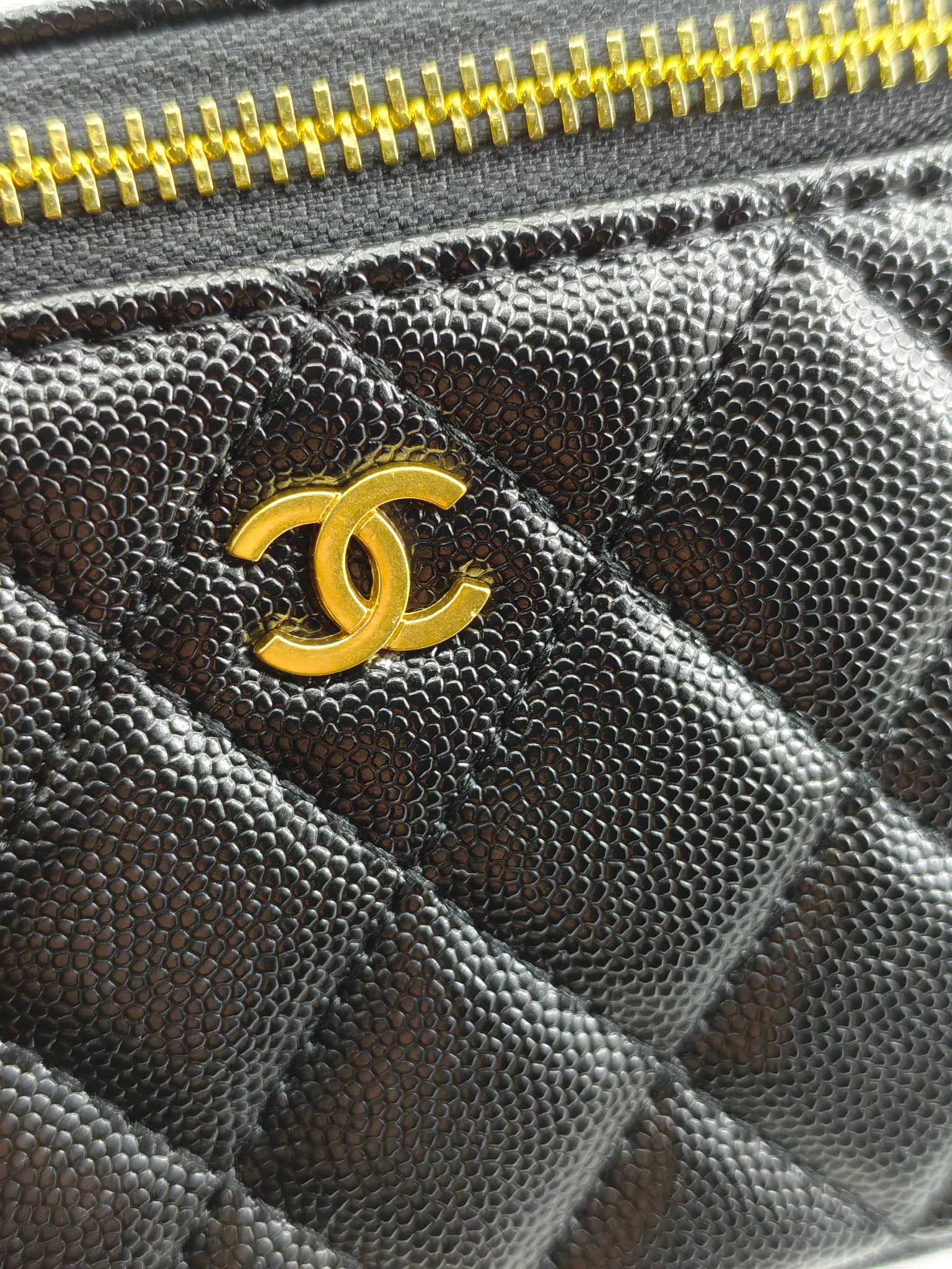  升级版化妆包中号
黑色头层牛皮鱼子酱金扣
实物实拍
款号：1919
尺寸：18/10/9
