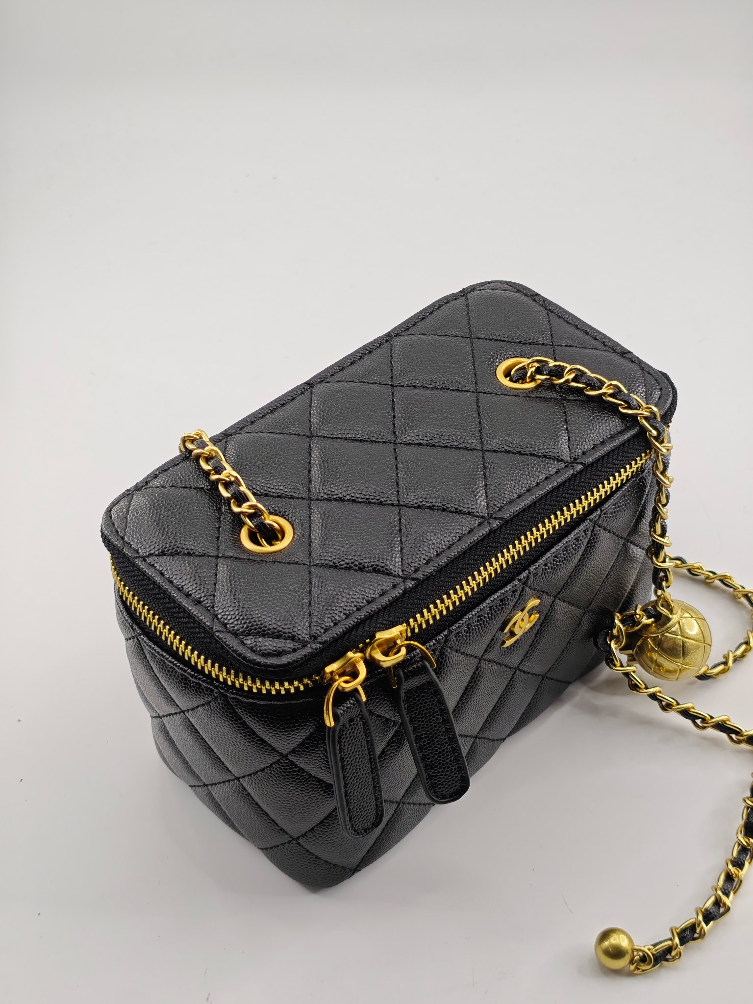  升级版化妆包中号
黑色头层牛皮鱼子酱金扣
实物实拍
款号：1919
尺寸：18/10/9
