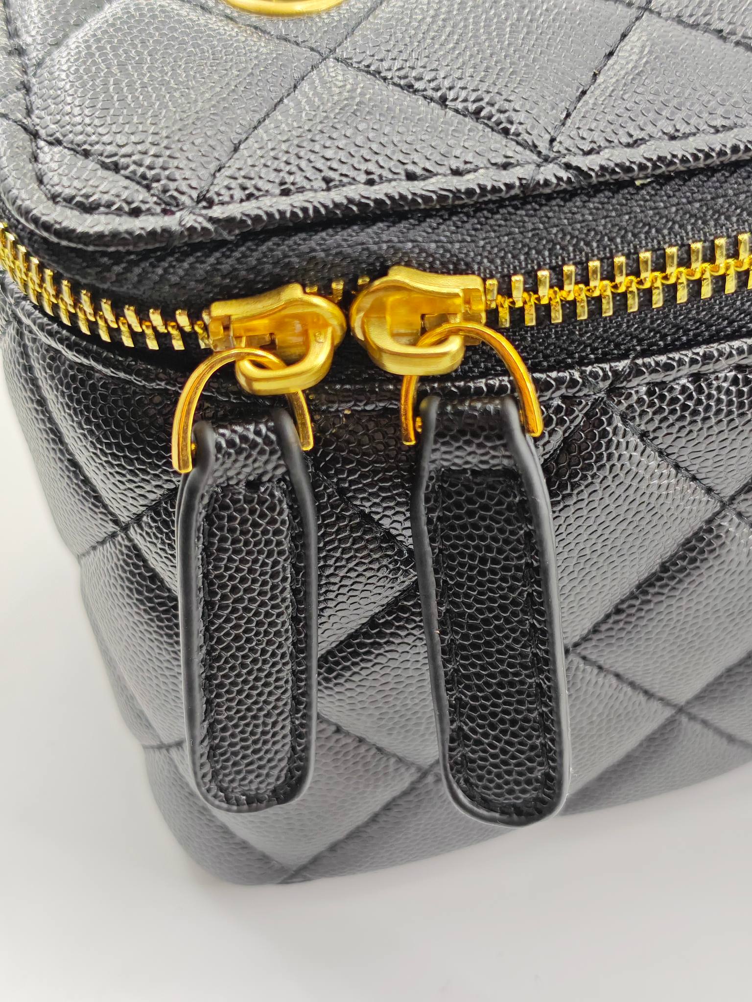  升级版化妆包中号
黑色头层牛皮鱼子酱金扣
实物实拍
款号：1919
尺寸：18/10/9
