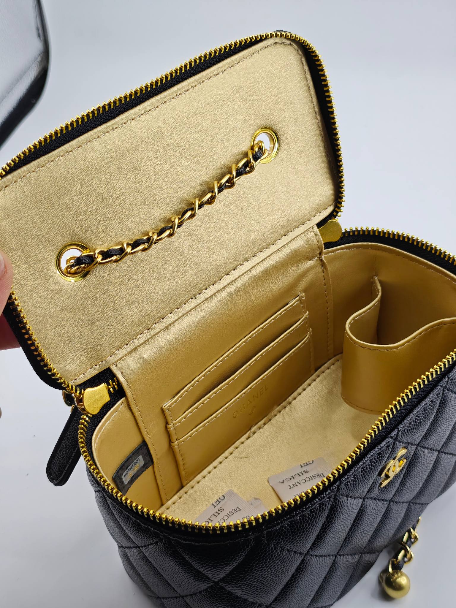  升级版化妆包中号
黑色头层牛皮鱼子酱金扣
实物实拍
款号：1919
尺寸：18/10/9
