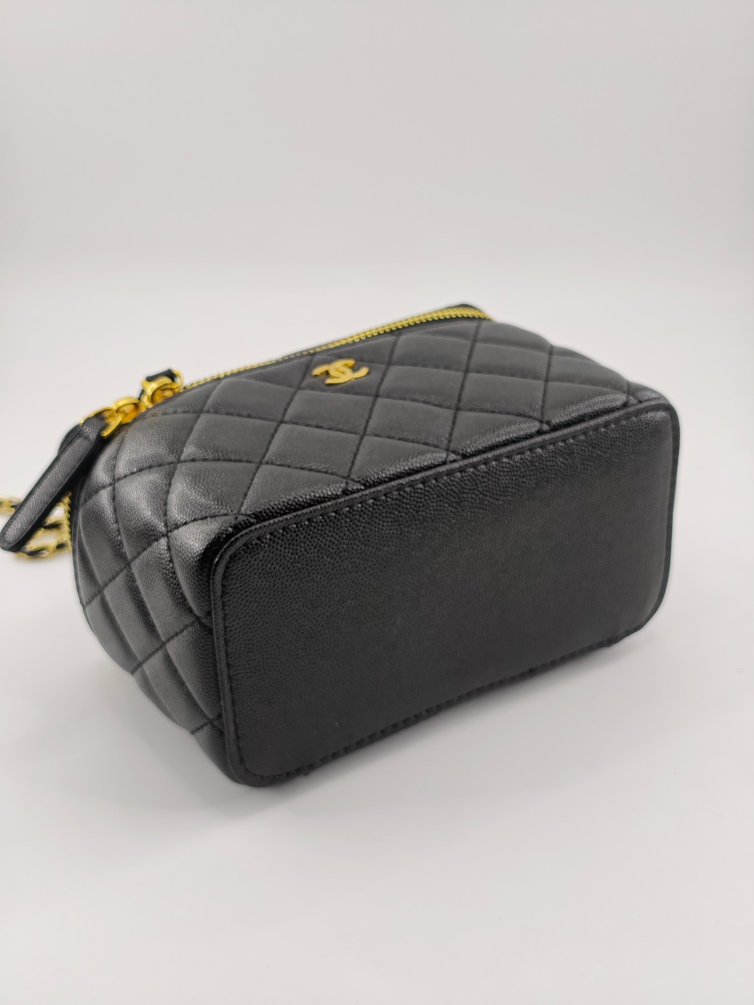  升级版化妆包中号
黑色头层牛皮鱼子酱金扣
实物实拍
款号：1919
尺寸：18/10/9
