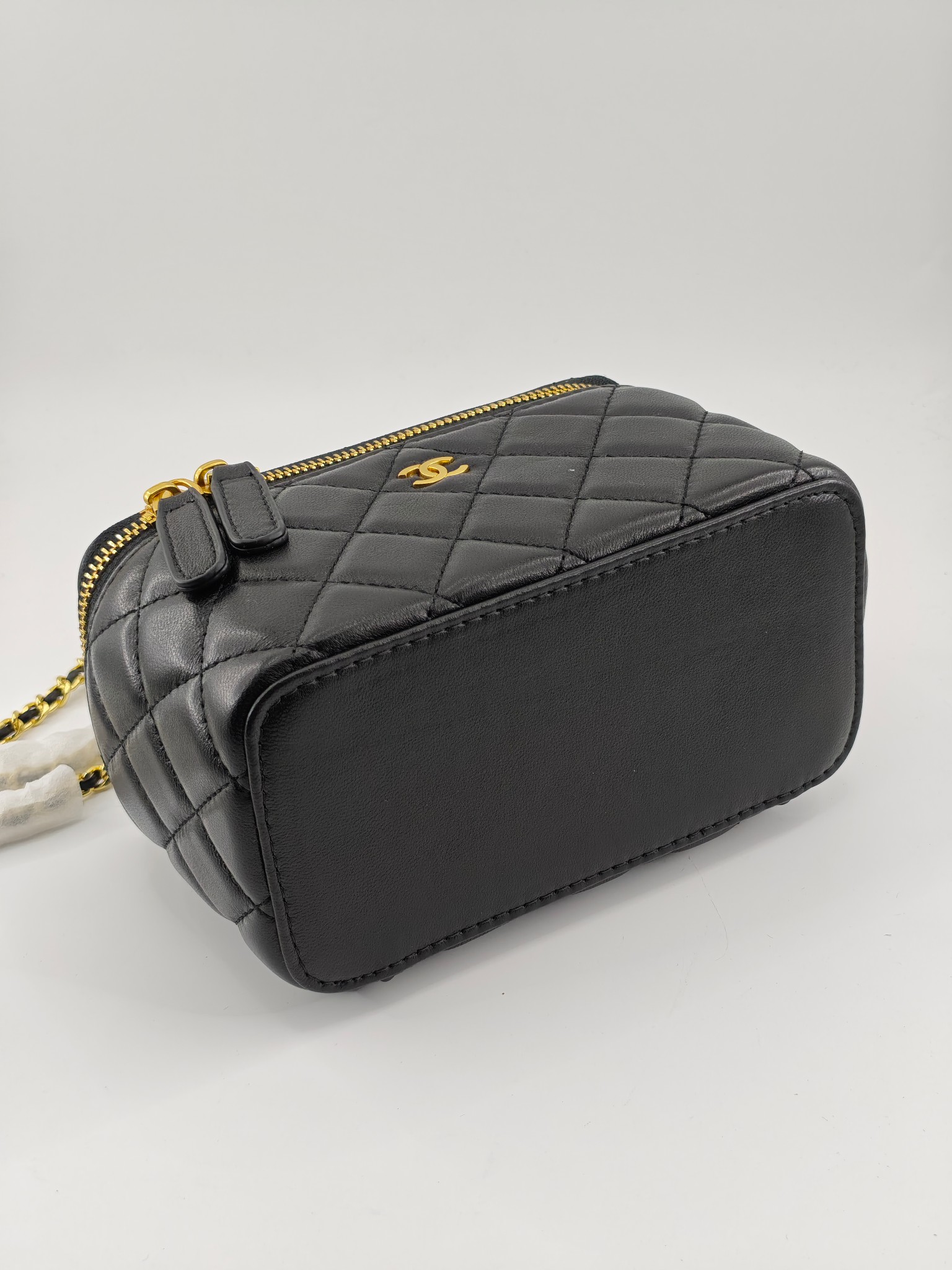  升级版化妆包中号
黑色头层羊皮金扣
实物实拍
款号：1919
尺寸：18/10/9
