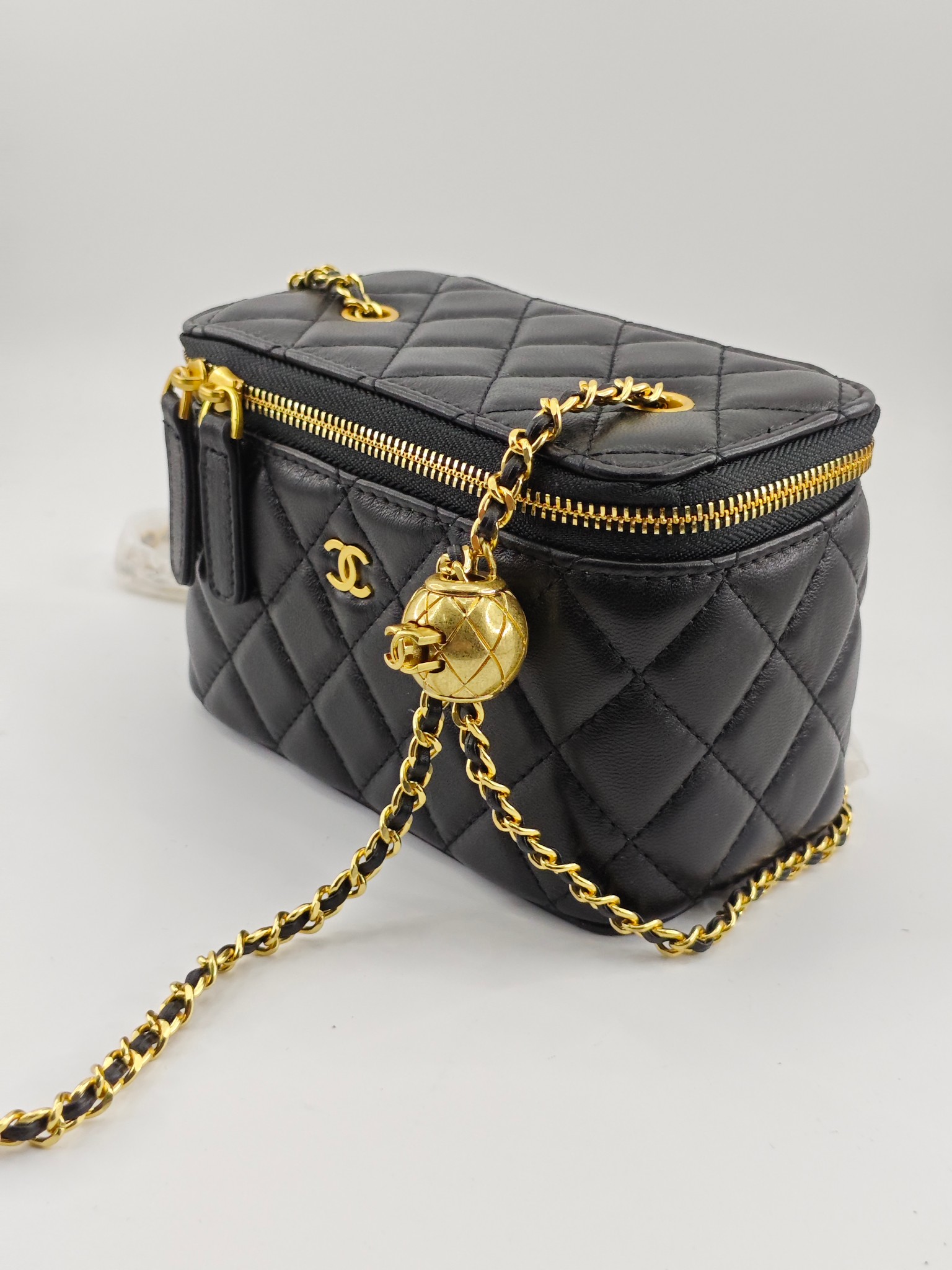  升级版化妆包中号
黑色头层羊皮金扣
实物实拍
款号：1919
尺寸：18/10/9
