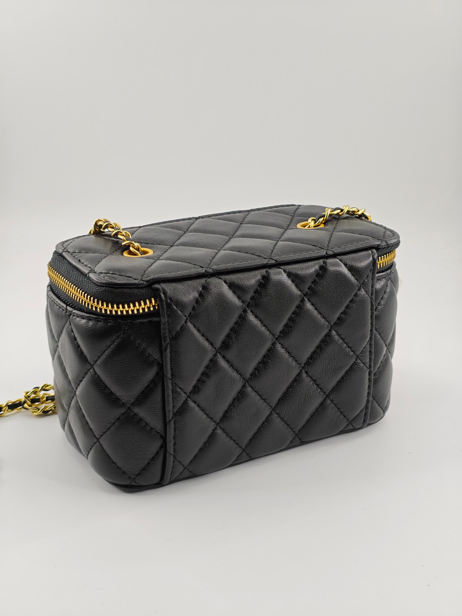  升级版化妆包中号
黑色头层羊皮金扣
实物实拍
款号：1919
尺寸：18/10/9
