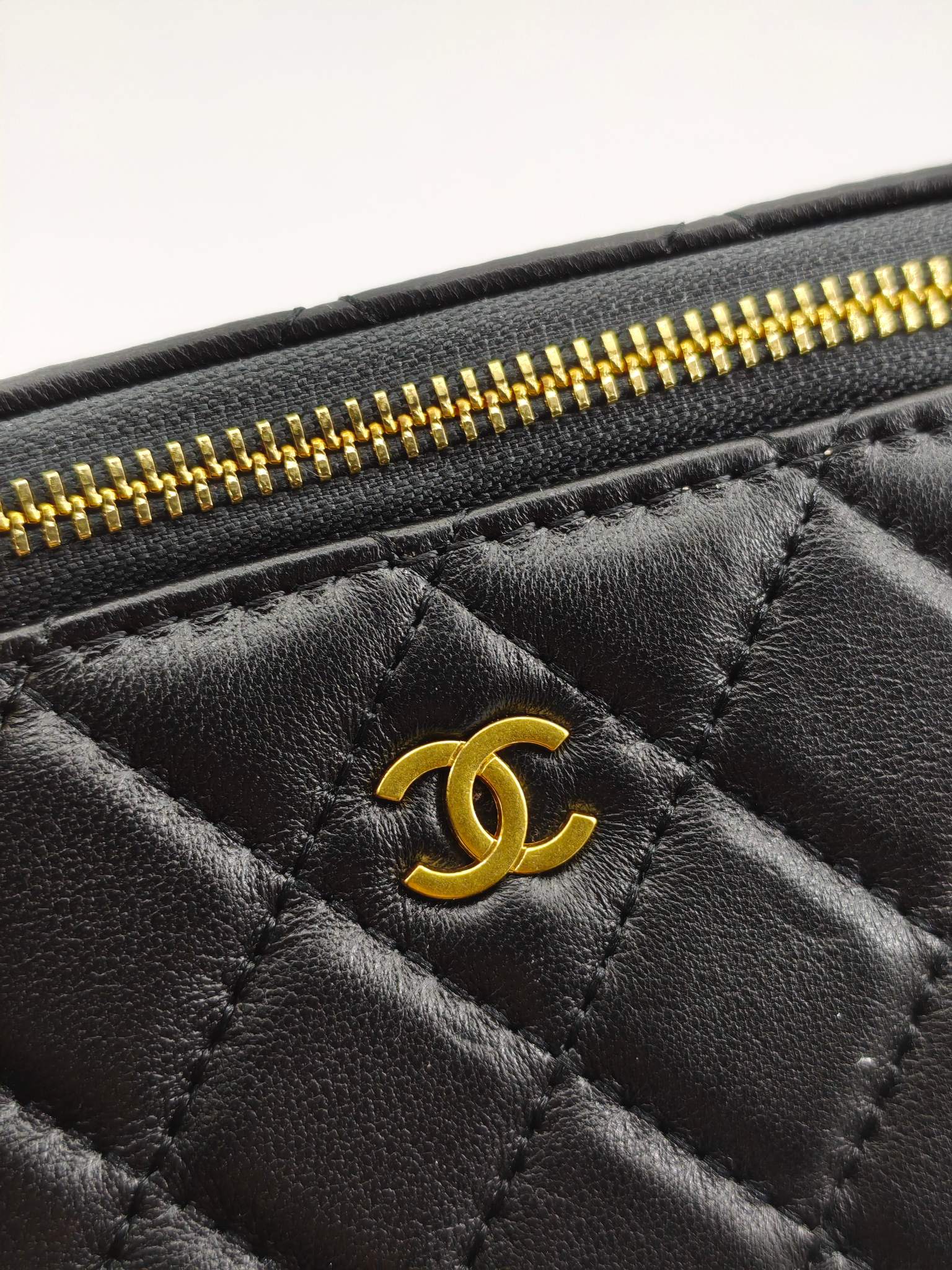  升级版化妆包中号
黑色头层羊皮金扣
实物实拍
款号：1919
尺寸：18/10/9
