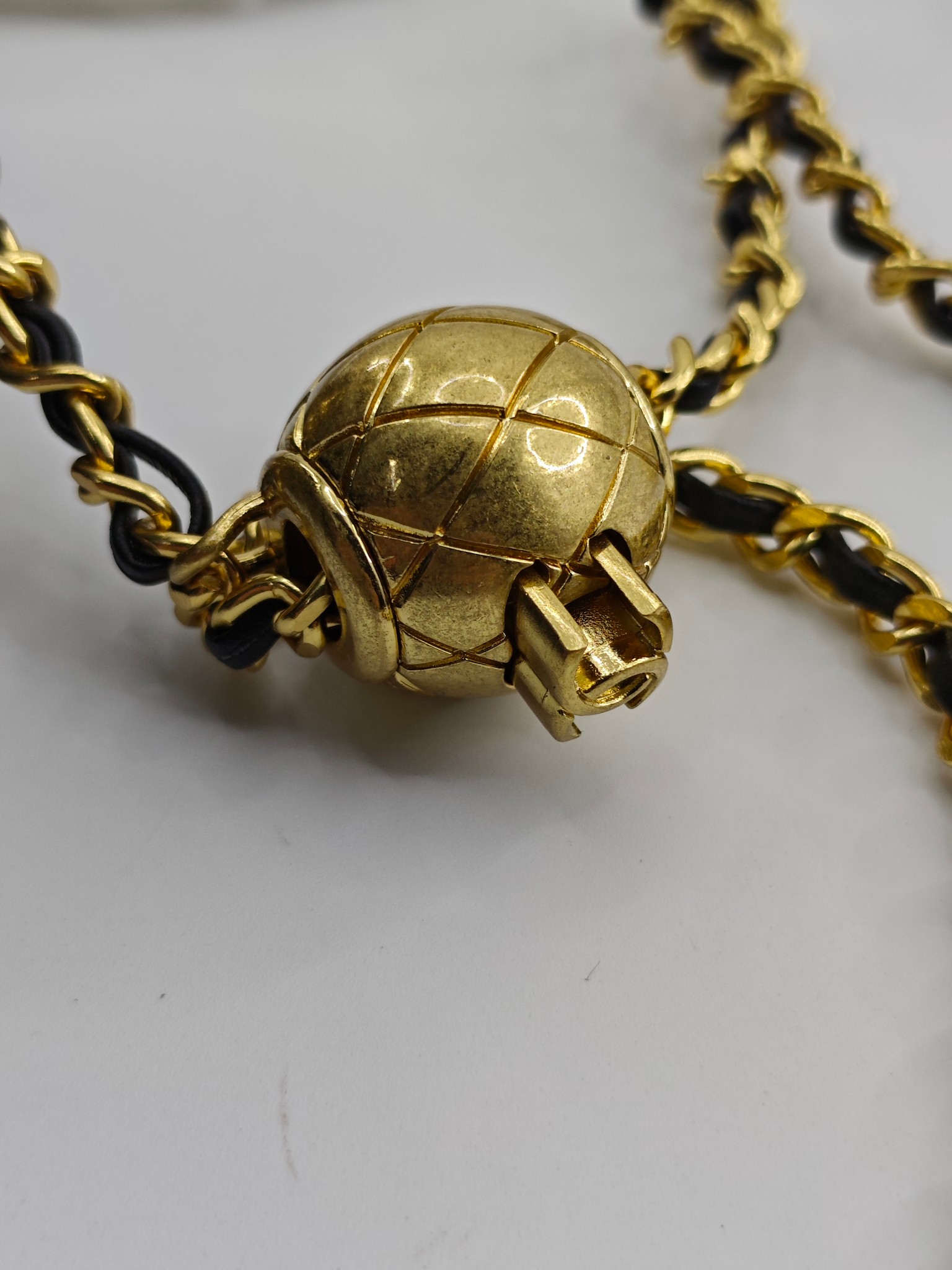  升级版化妆包中号
黑色头层羊皮金扣
实物实拍
款号：1919
尺寸：18/10/9
