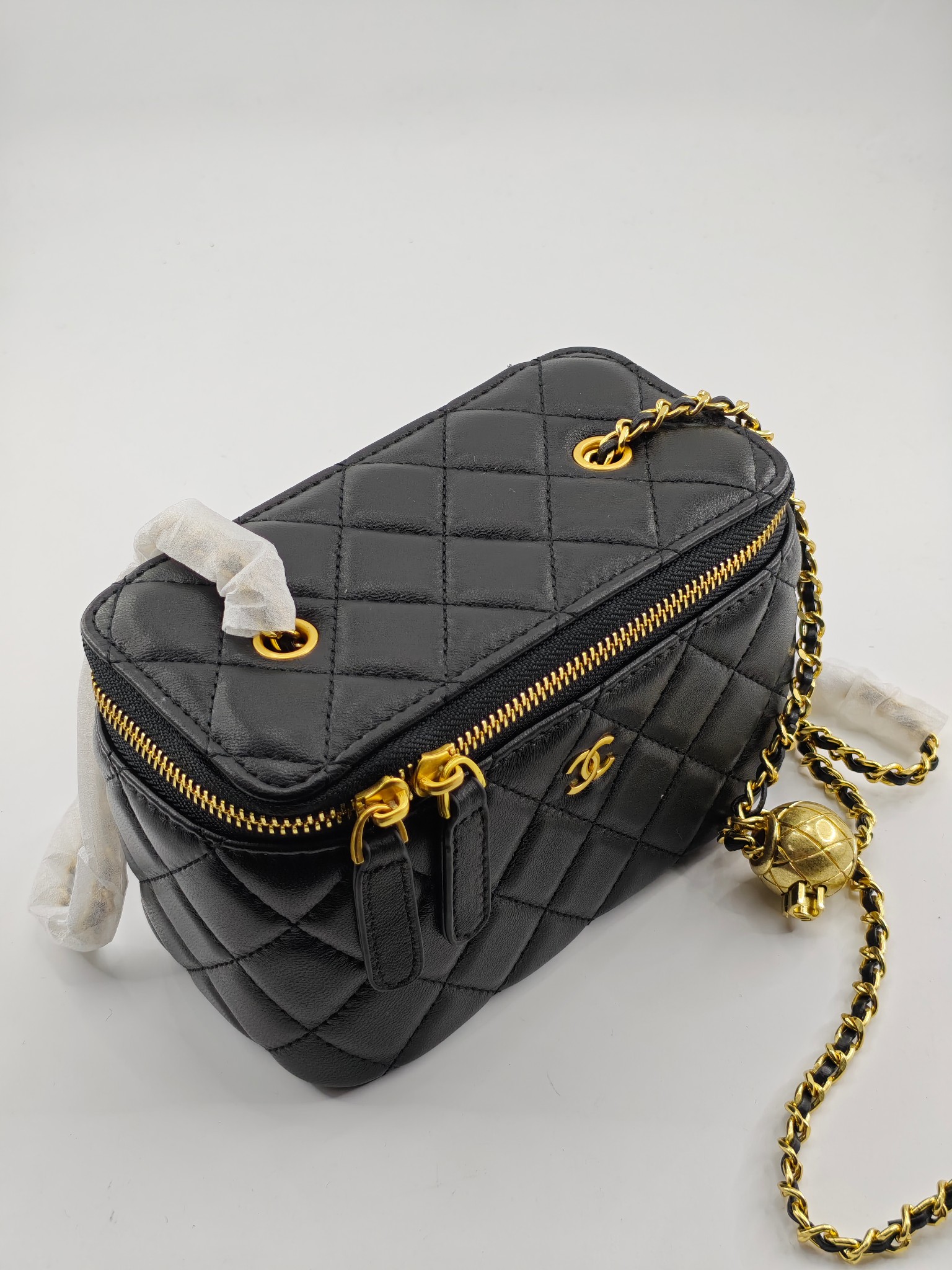  升级版化妆包中号
黑色头层羊皮金扣
实物实拍
款号：1919
尺寸：18/10/9
