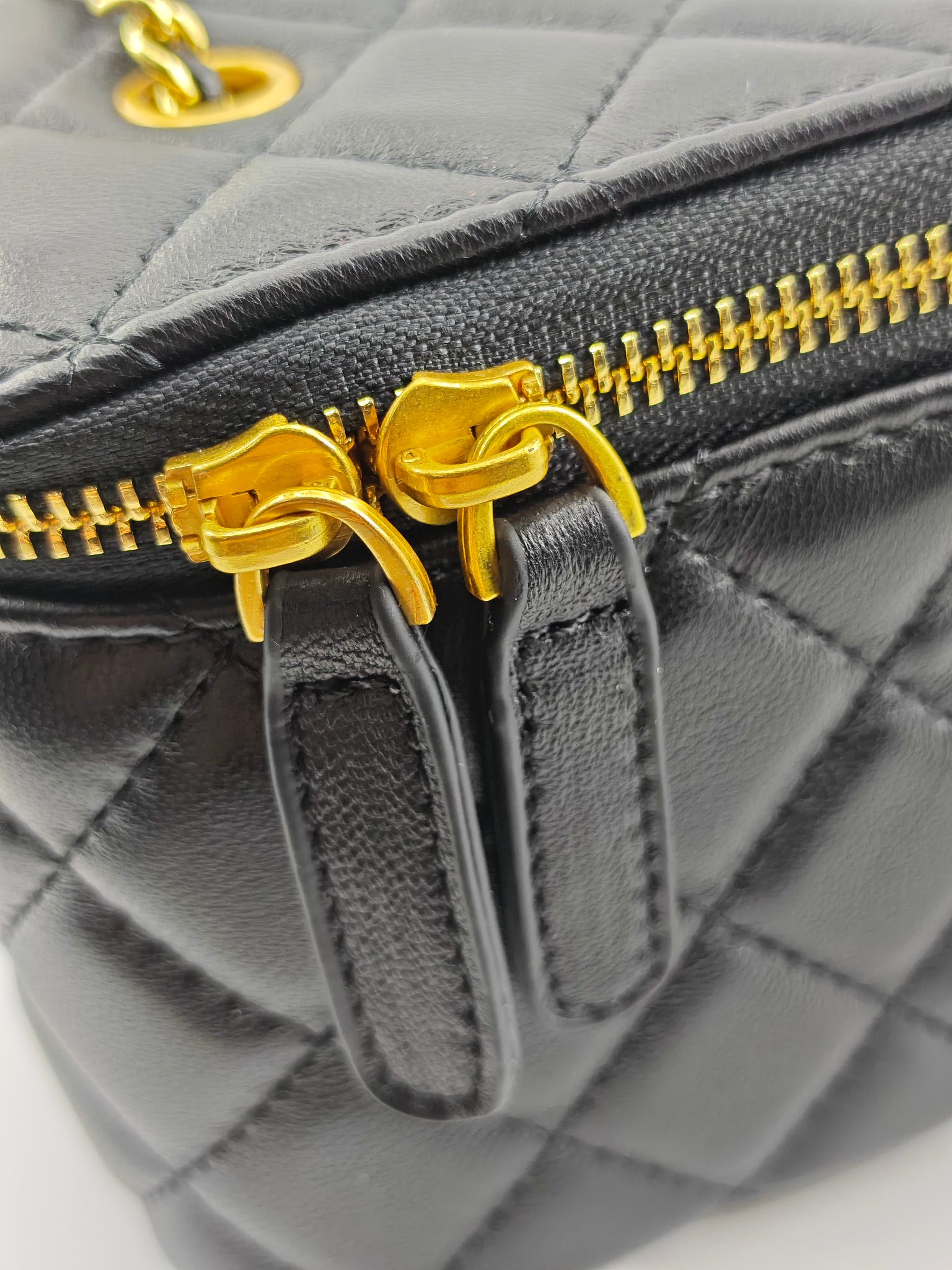  升级版化妆包中号
黑色头层羊皮金扣
实物实拍
款号：1919
尺寸：18/10/9
