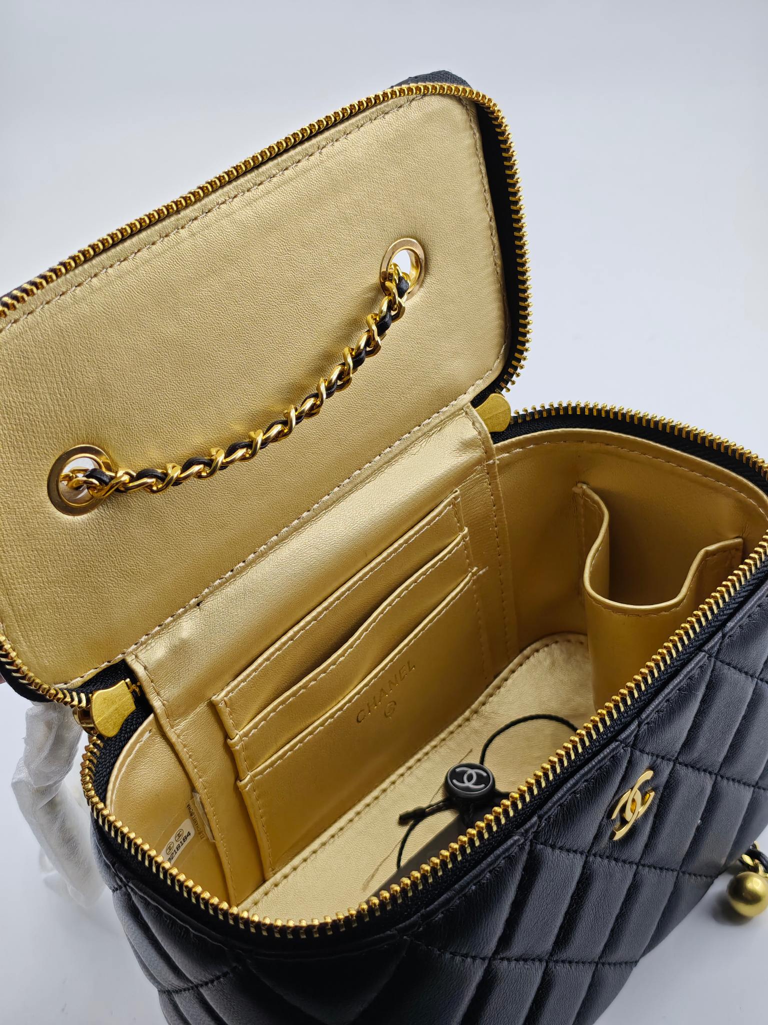  升级版化妆包中号
黑色头层羊皮金扣
实物实拍
款号：1919
尺寸：18/10/9
