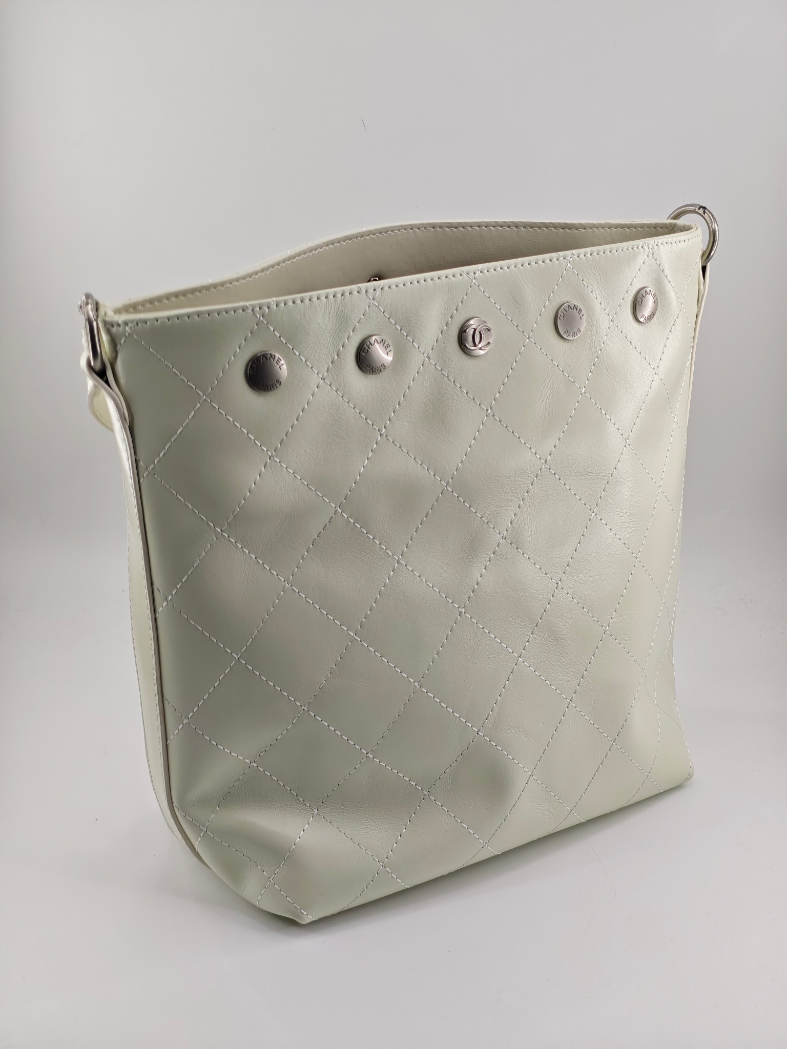  25小香新款托特包
头层米白小牛皮银扣
实物实拍
尺寸：31/28/15
款号：1022
