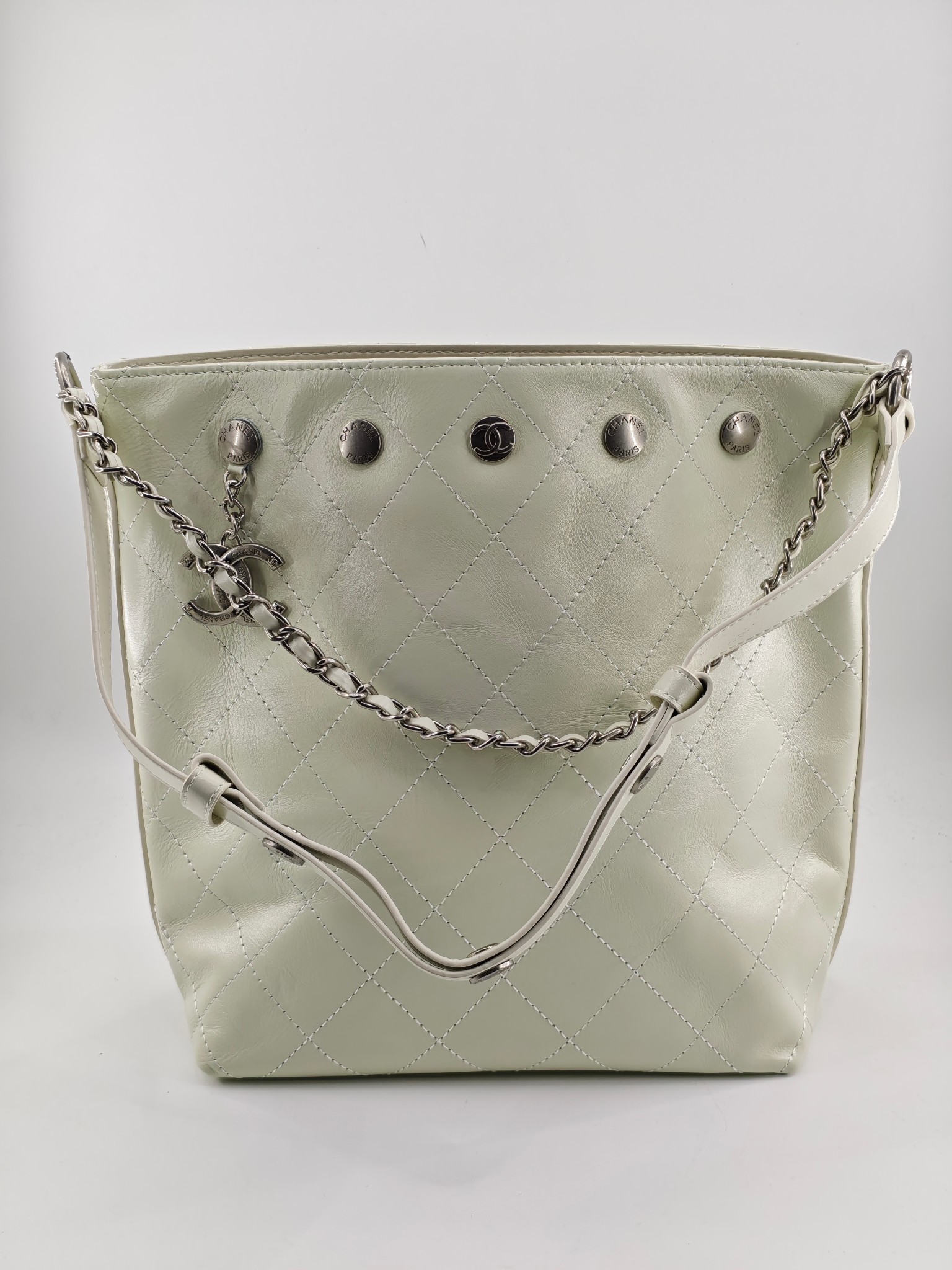  25小香新款托特包
头层米白小牛皮银扣
实物实拍
尺寸：31/28/15
款号：1022
