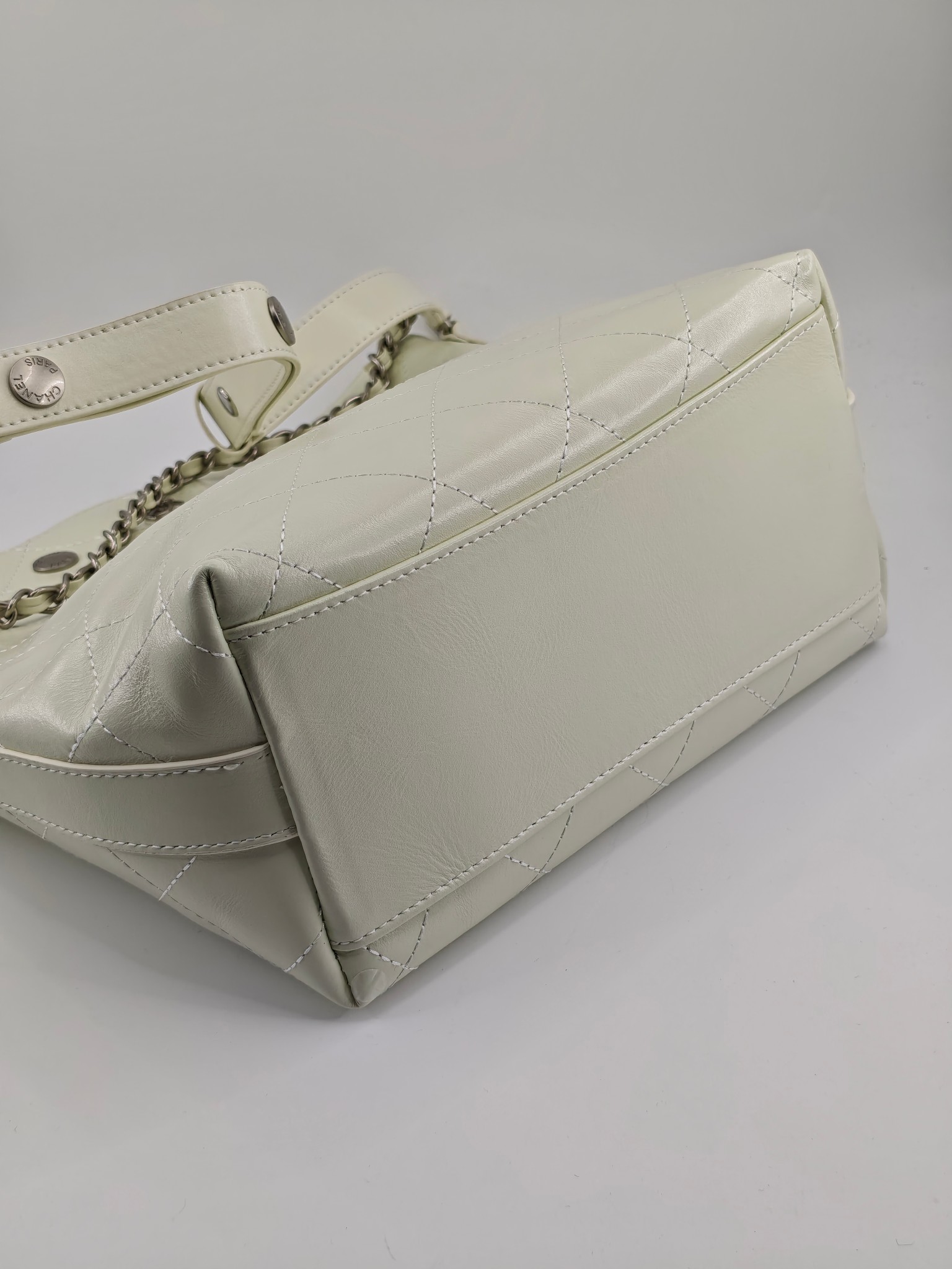  25小香新款托特包
头层米白小牛皮银扣
实物实拍
尺寸：31/28/15
款号：1022
