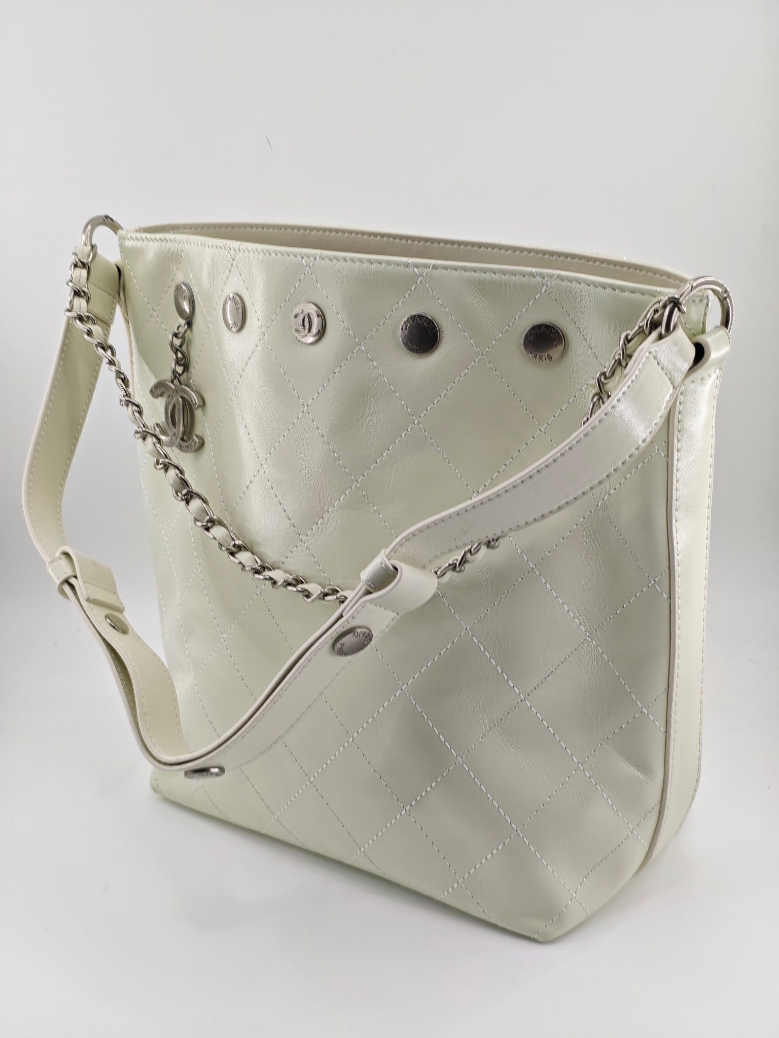  25小香新款托特包
头层米白小牛皮银扣
实物实拍
尺寸：31/28/15
款号：1022
