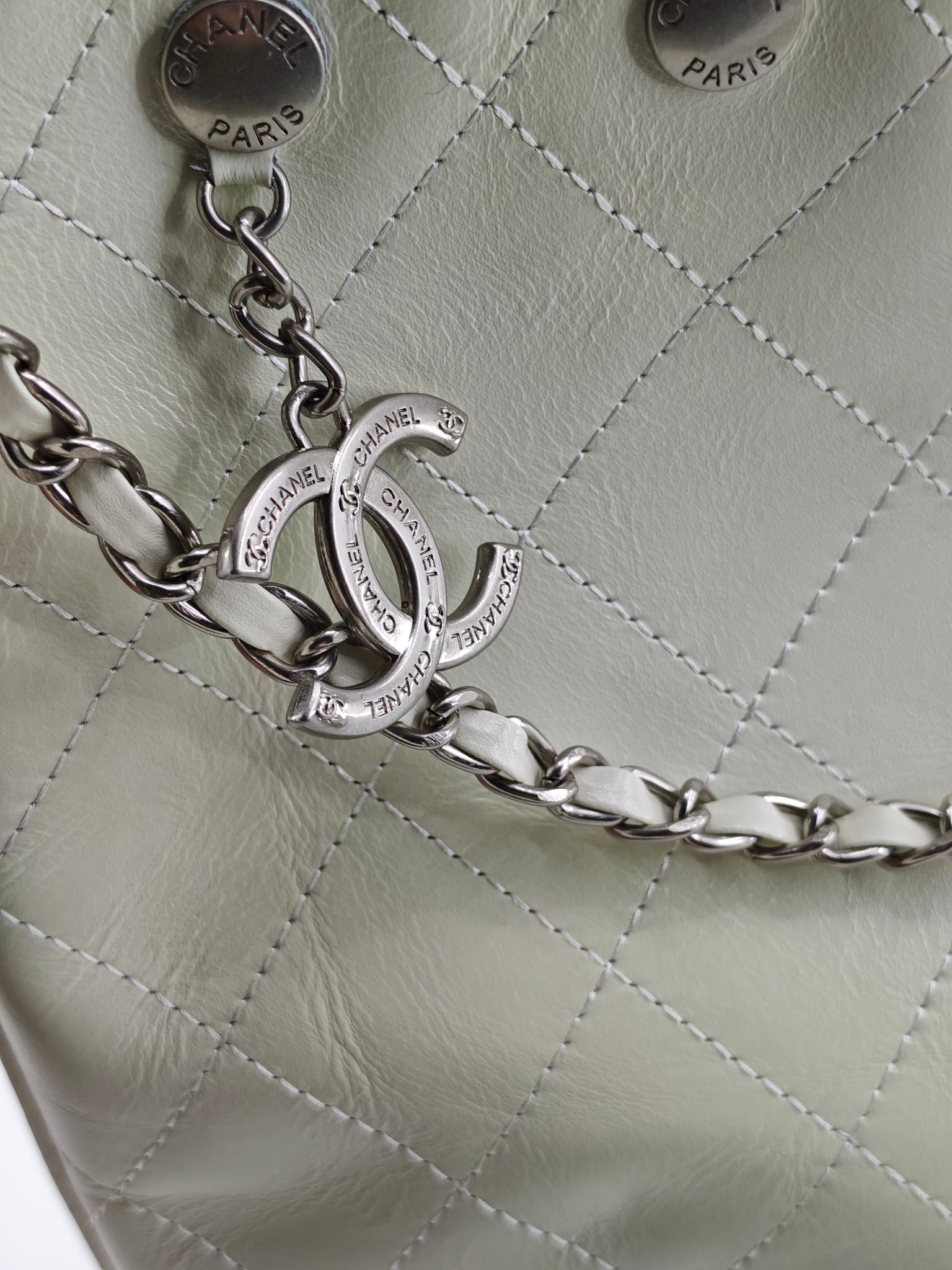  25小香新款托特包
头层米白小牛皮银扣
实物实拍
尺寸：31/28/15
款号：1022
