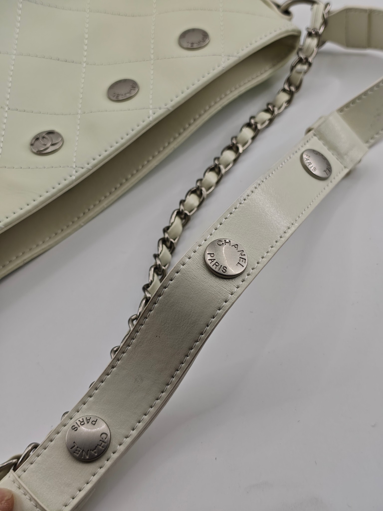  25小香新款托特包
头层米白小牛皮银扣
实物实拍
尺寸：31/28/15
款号：1022
