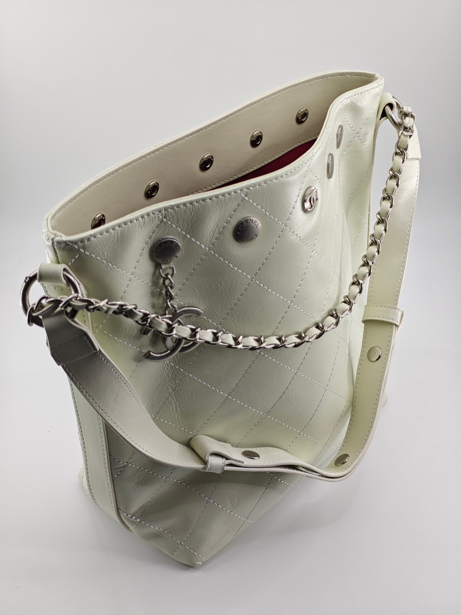  25小香新款托特包
头层米白小牛皮银扣
实物实拍
尺寸：31/28/15
款号：1022
