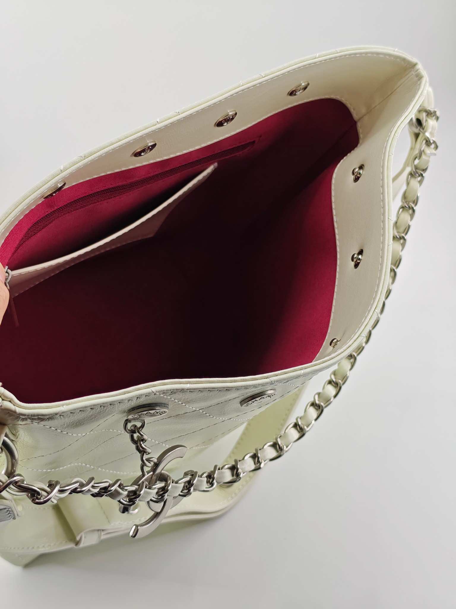  25小香新款托特包
头层米白小牛皮银扣
实物实拍
尺寸：31/28/15
款号：1022
