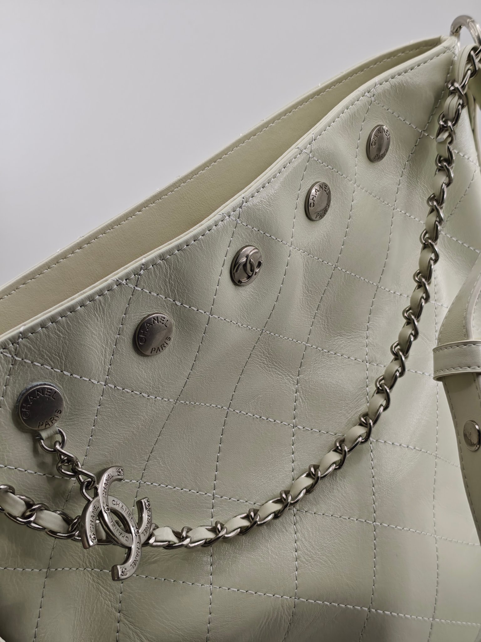  25小香新款托特包
头层米白小牛皮银扣
实物实拍
尺寸：31/28/15
款号：1022
