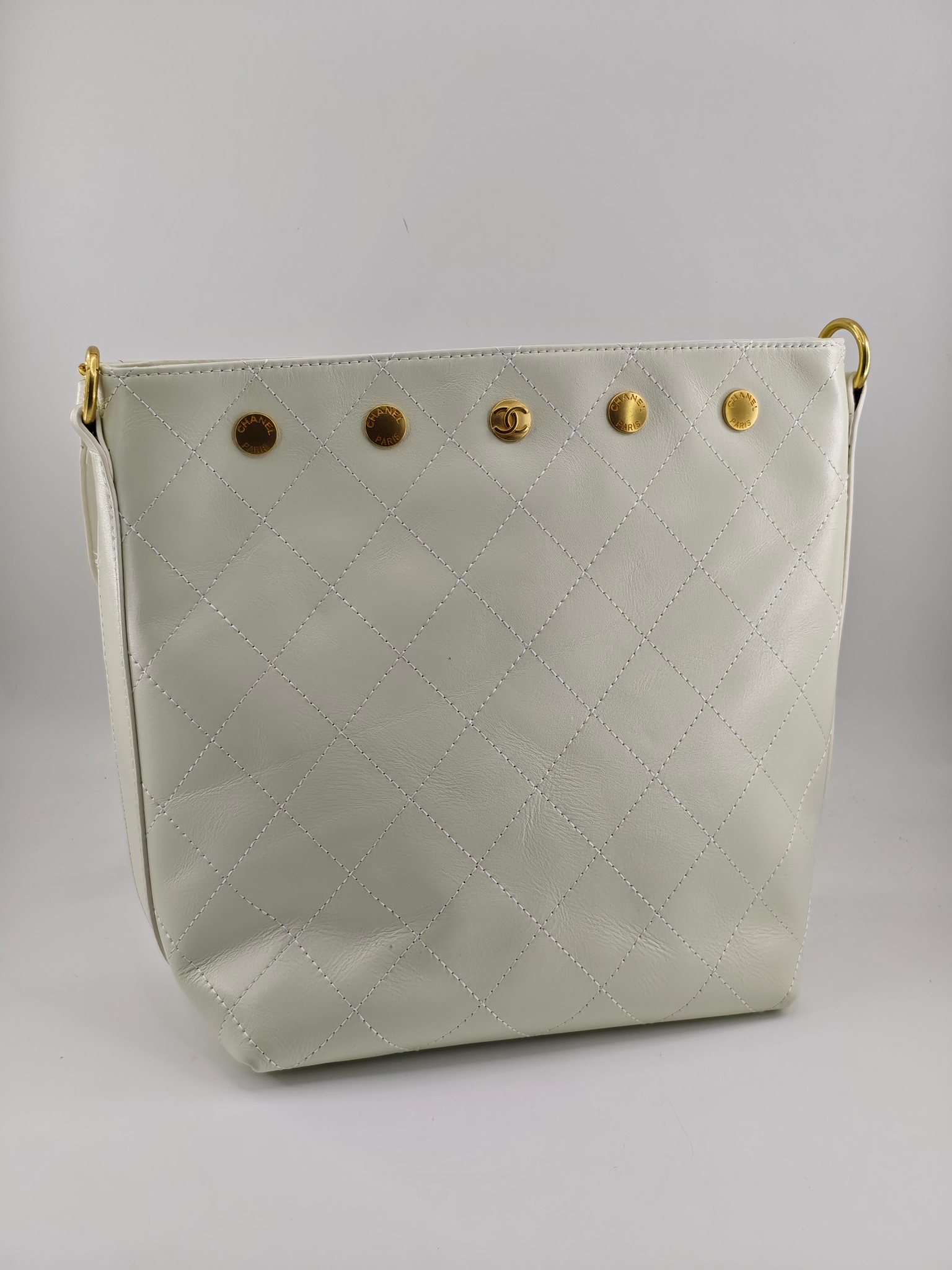  25小香新款托特包
头层米白小牛皮金扣
实物实拍
尺寸：31/28/15
款号：1022
