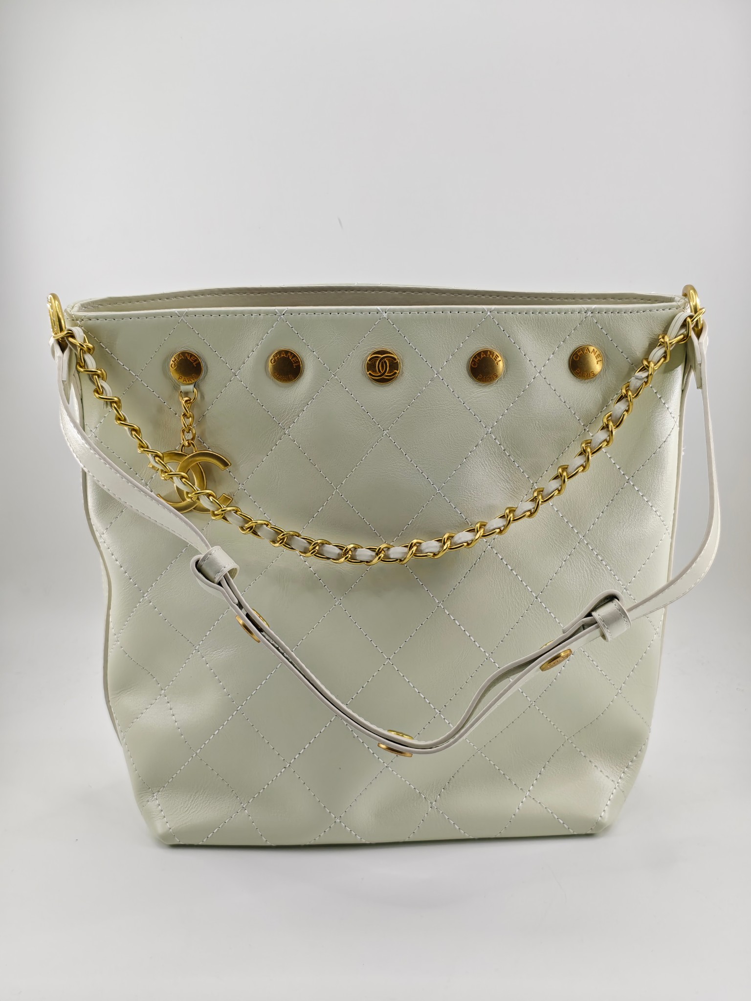  25小香新款托特包
头层米白小牛皮金扣
实物实拍
尺寸：31/28/15
款号：1022
