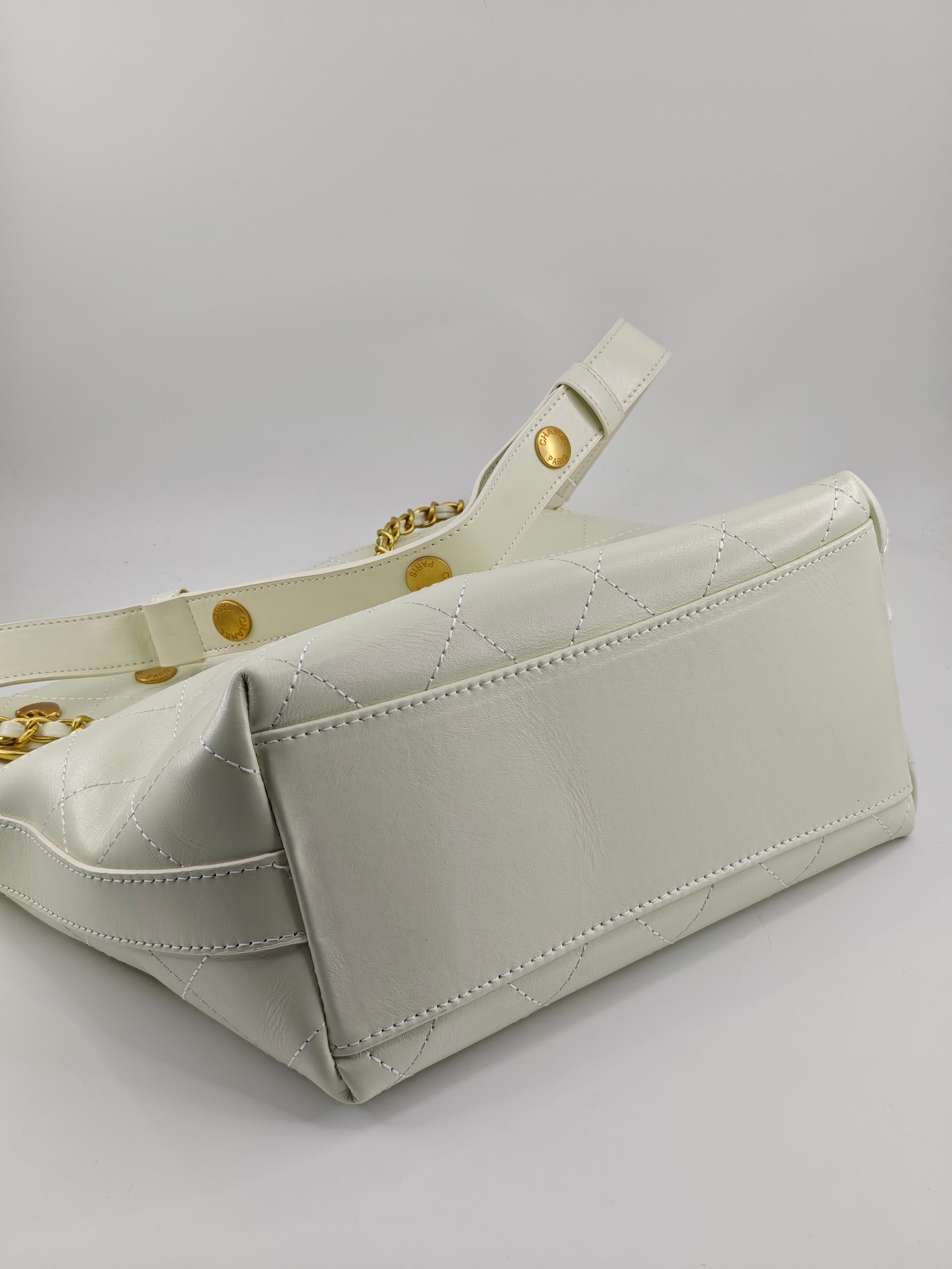  25小香新款托特包
头层米白小牛皮金扣
实物实拍
尺寸：31/28/15
款号：1022
