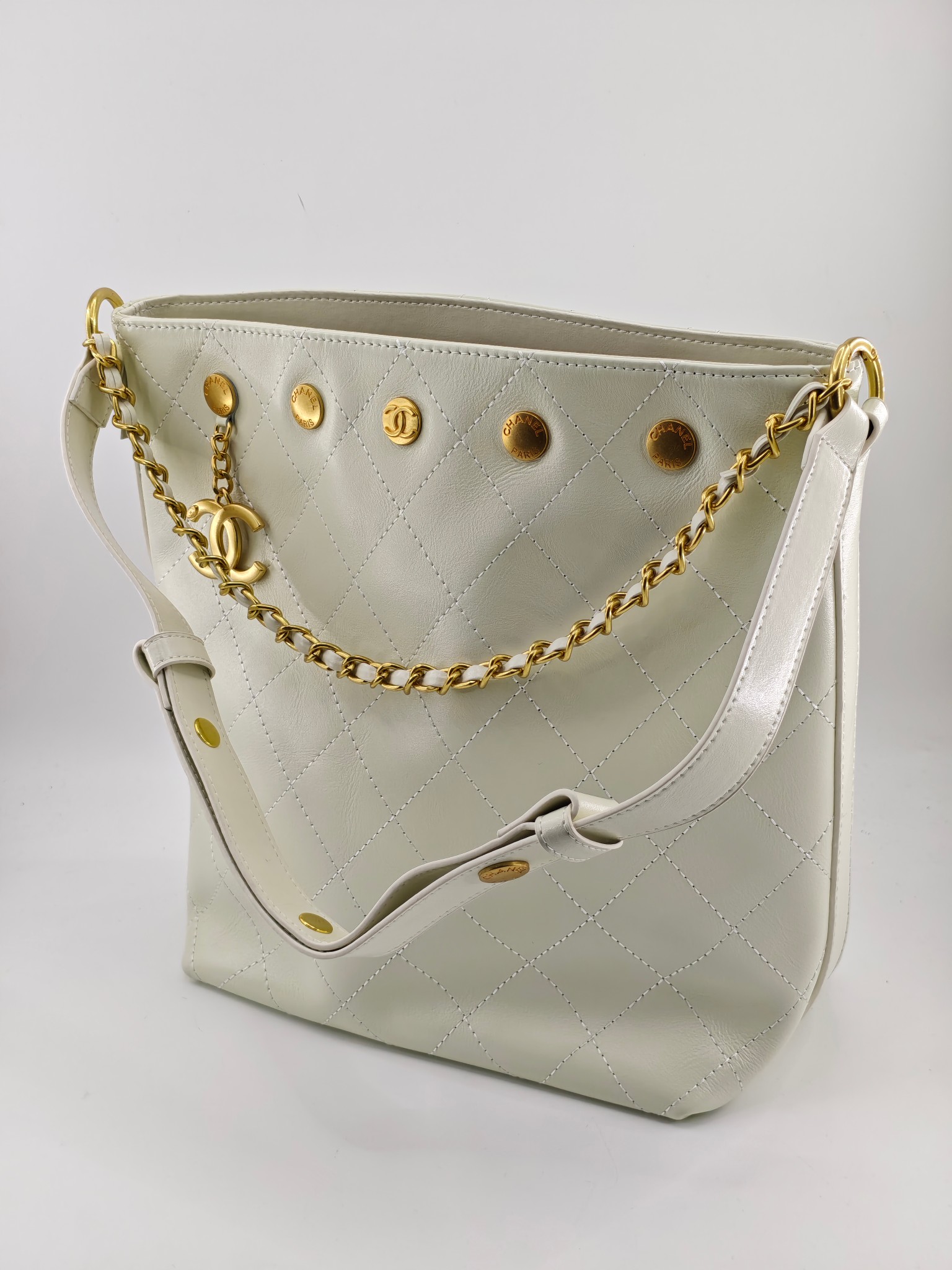  25小香新款托特包
头层米白小牛皮金扣
实物实拍
尺寸：31/28/15
款号：1022
