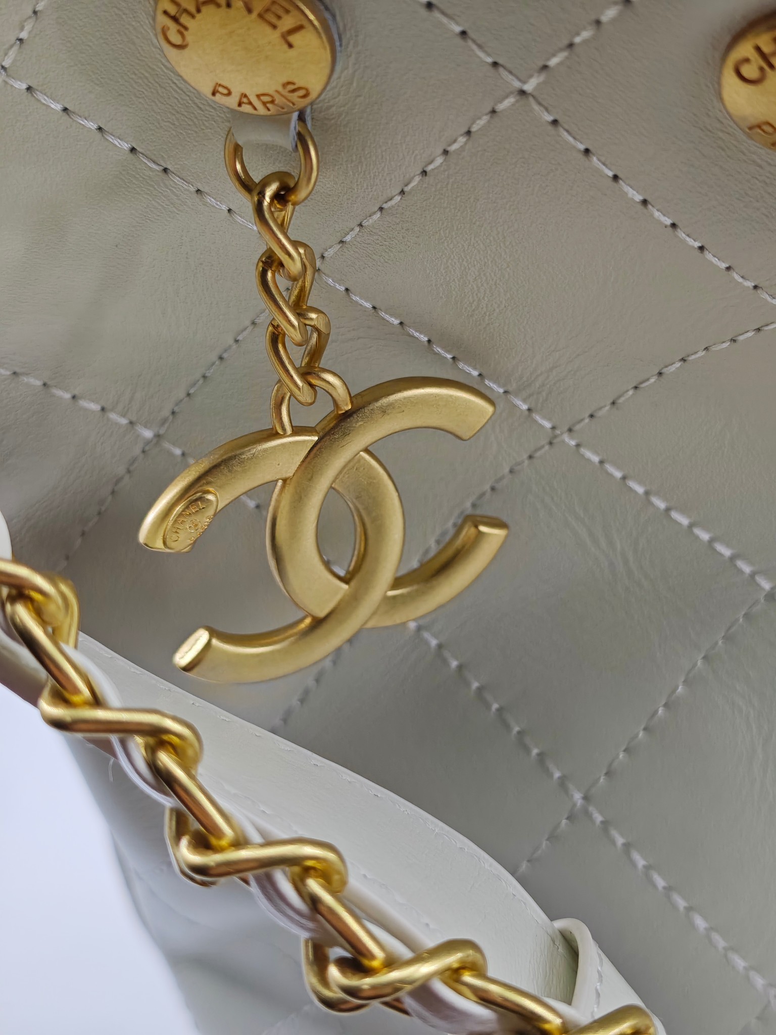  25小香新款托特包
头层米白小牛皮金扣
实物实拍
尺寸：31/28/15
款号：1022
