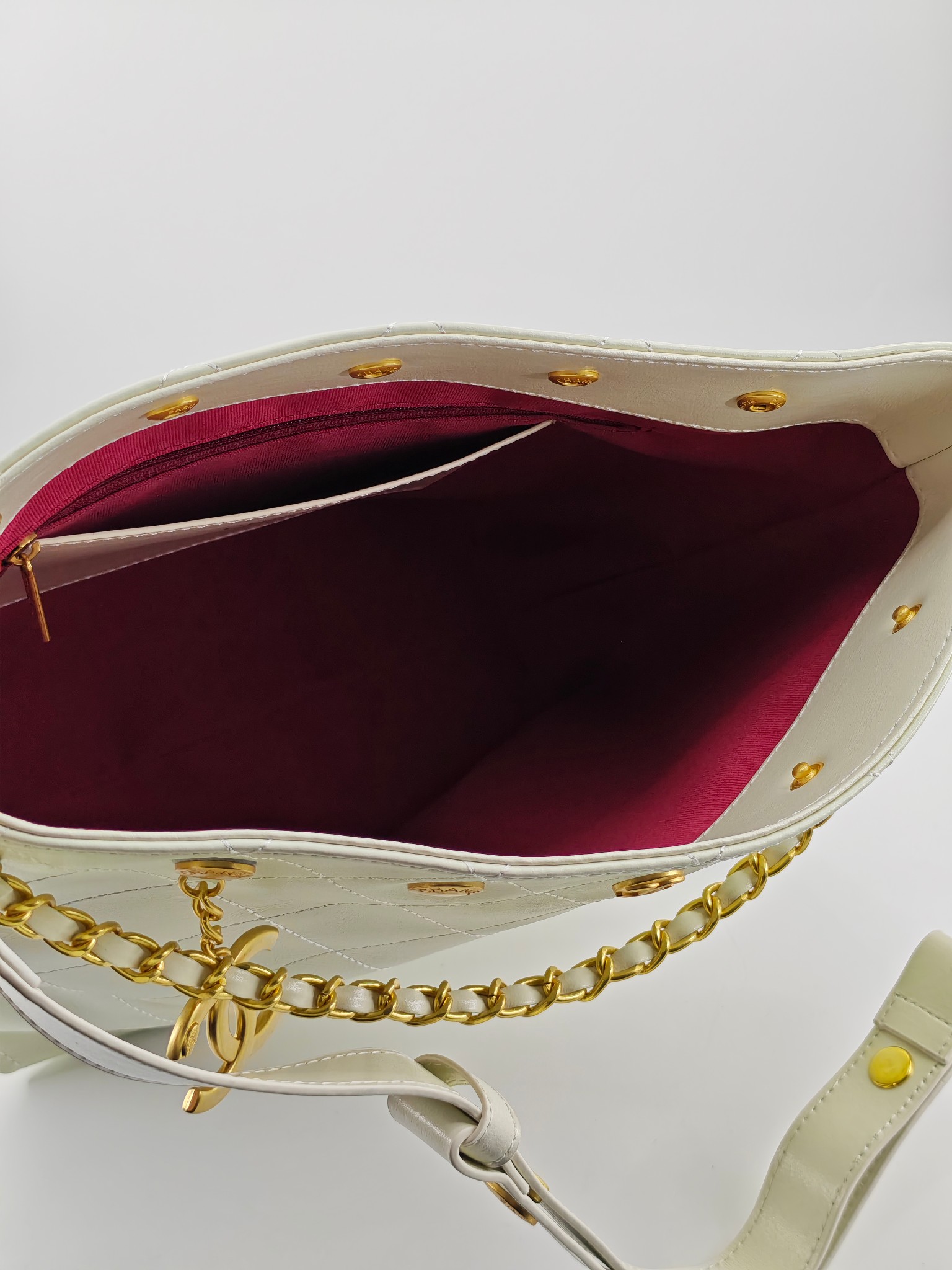  25小香新款托特包
头层米白小牛皮金扣
实物实拍
尺寸：31/28/15
款号：1022
