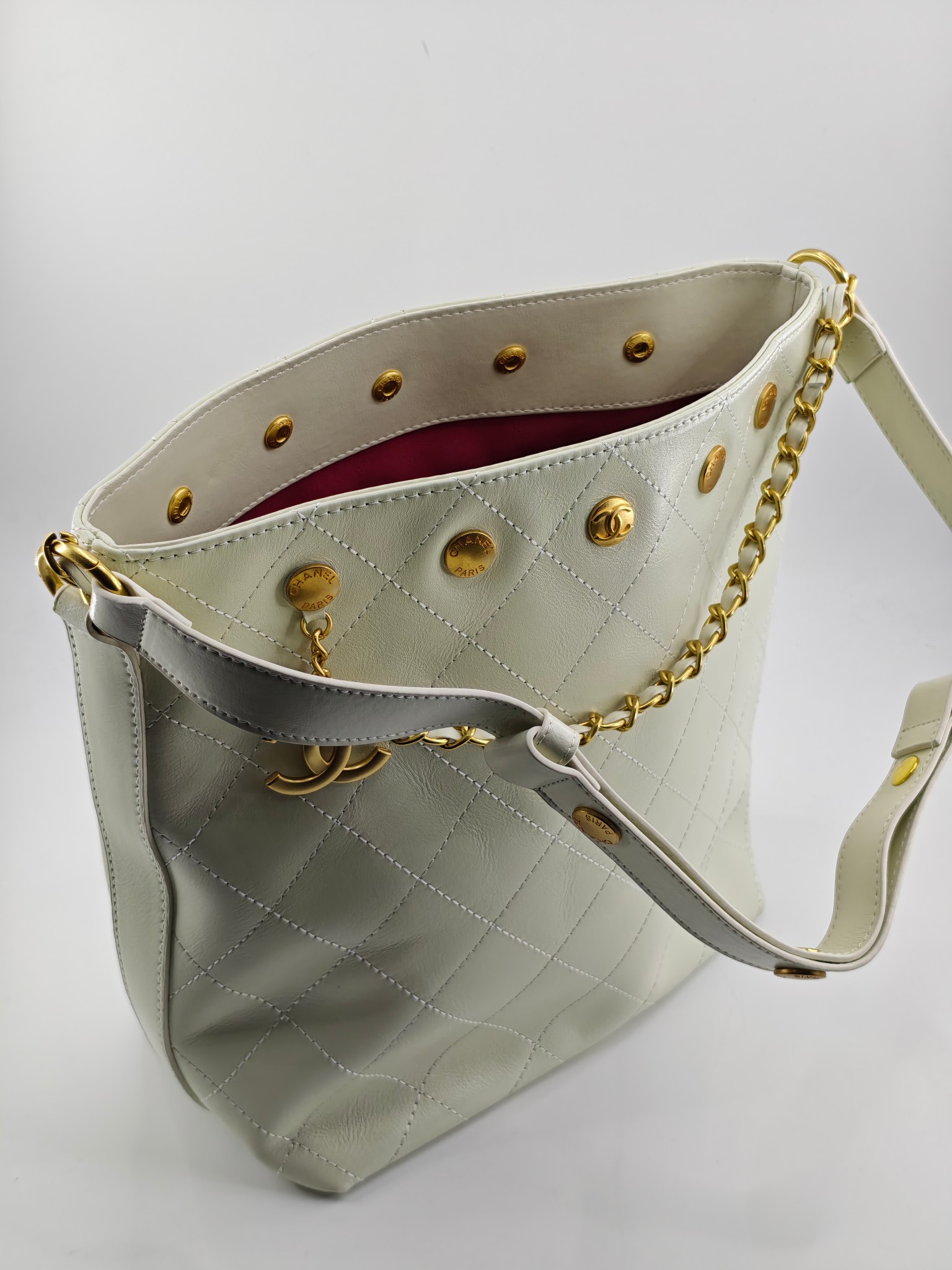  25小香新款托特包
头层米白小牛皮金扣
实物实拍
尺寸：31/28/15
款号：1022
