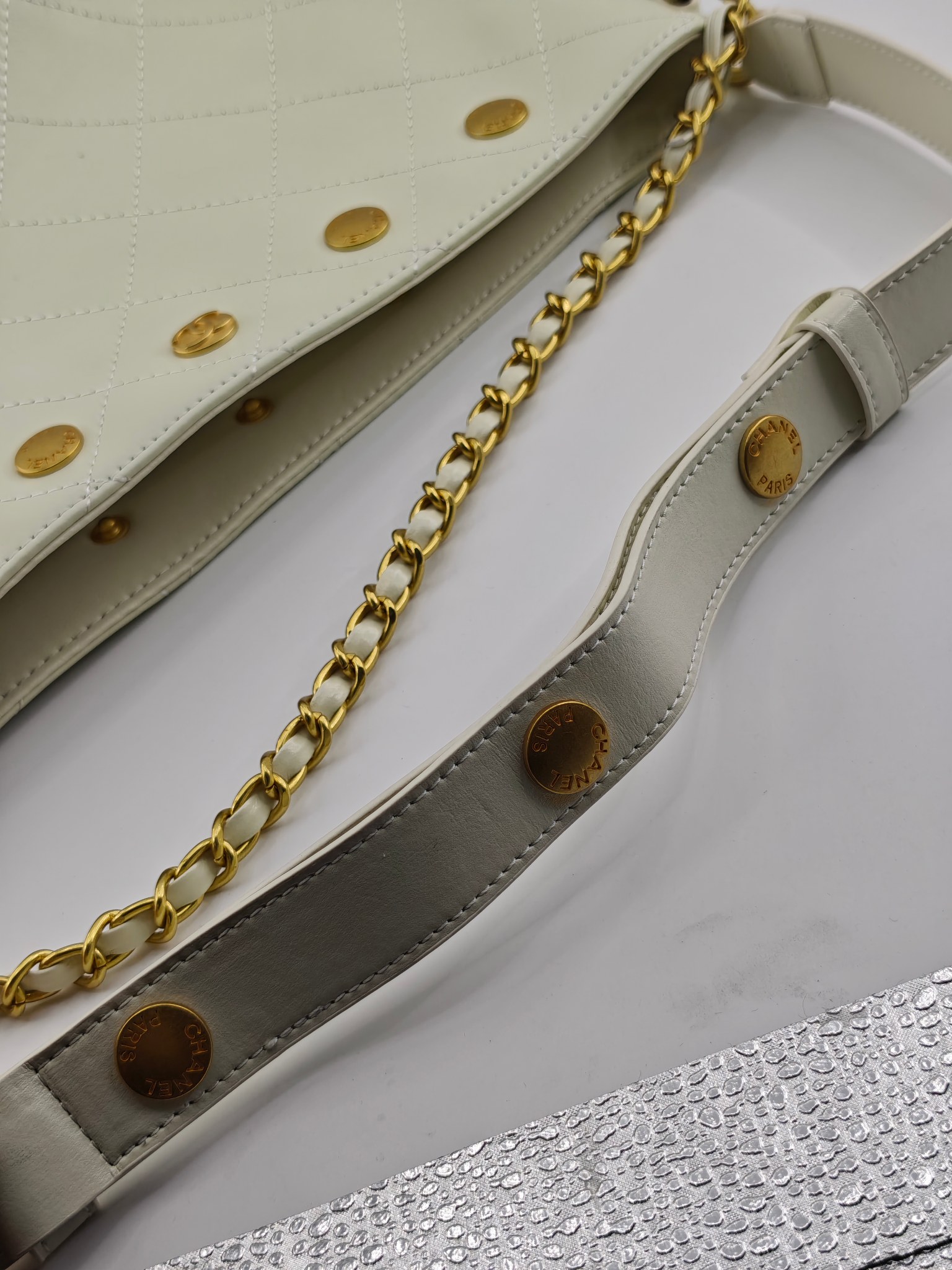  25小香新款托特包
头层米白小牛皮金扣
实物实拍
尺寸：31/28/15
款号：1022
