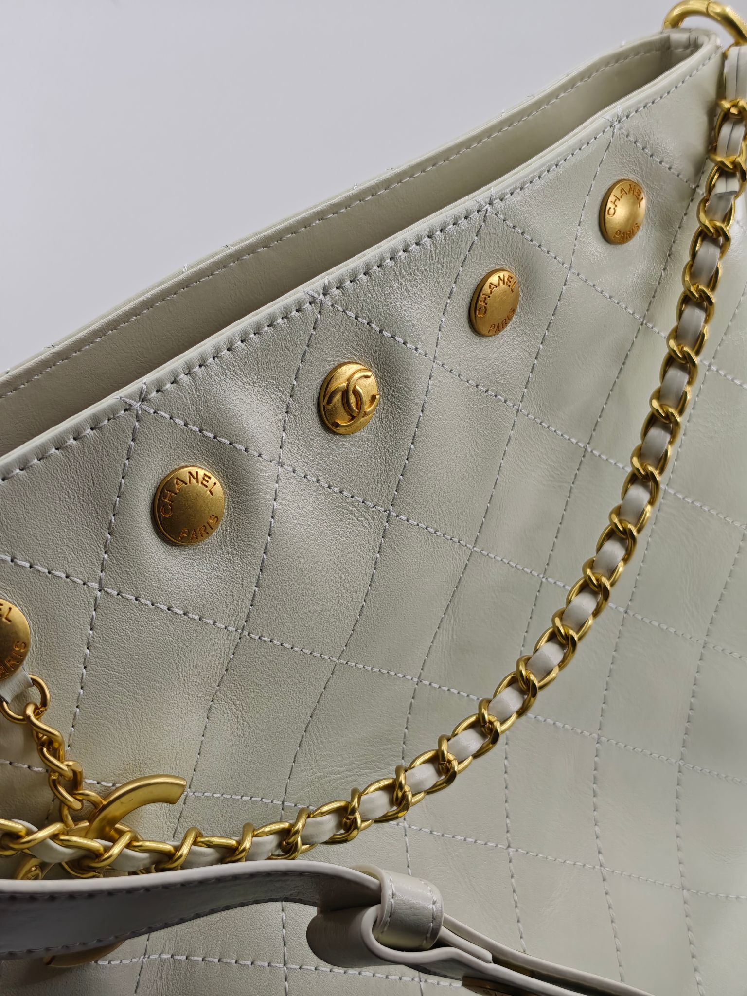  25小香新款托特包
头层米白小牛皮金扣
实物实拍
尺寸：31/28/15
款号：1022
