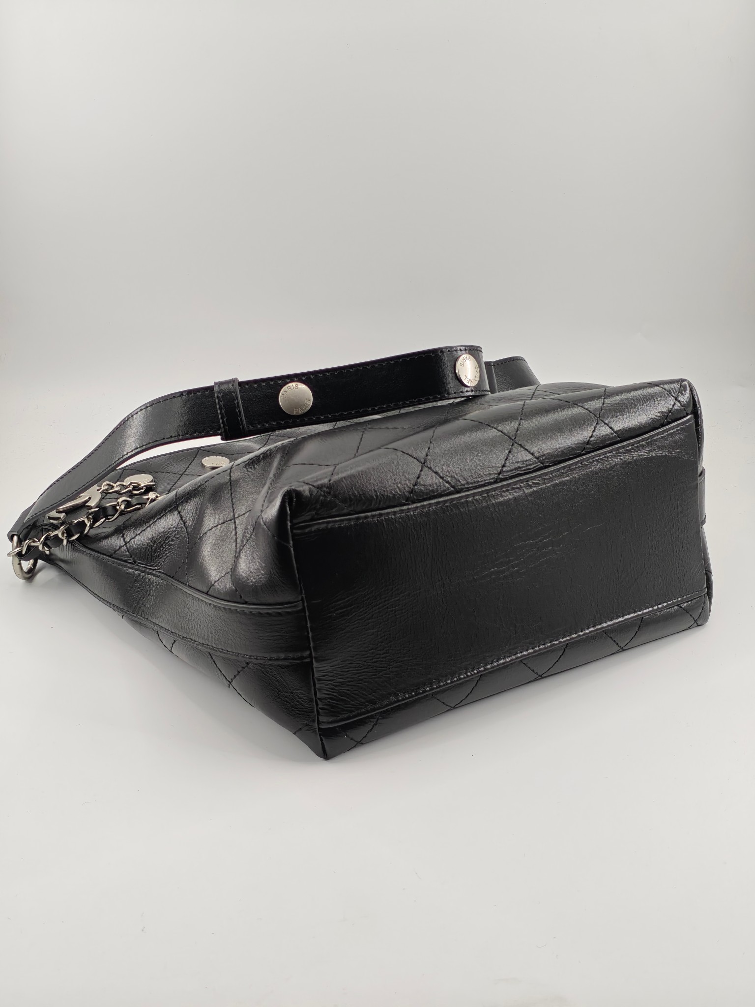  25小香新款托特包
头层黑色小牛皮银扣
实物实拍
尺寸：31/28/15
款号：1022
