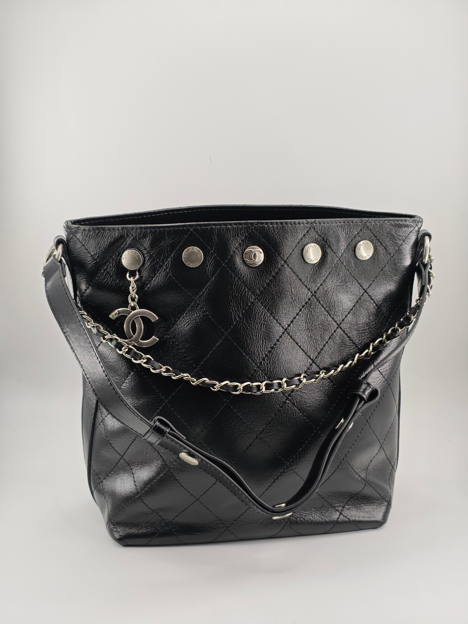  25小香新款托特包
头层黑色小牛皮银扣
实物实拍
尺寸：31/28/15
款号：1022
