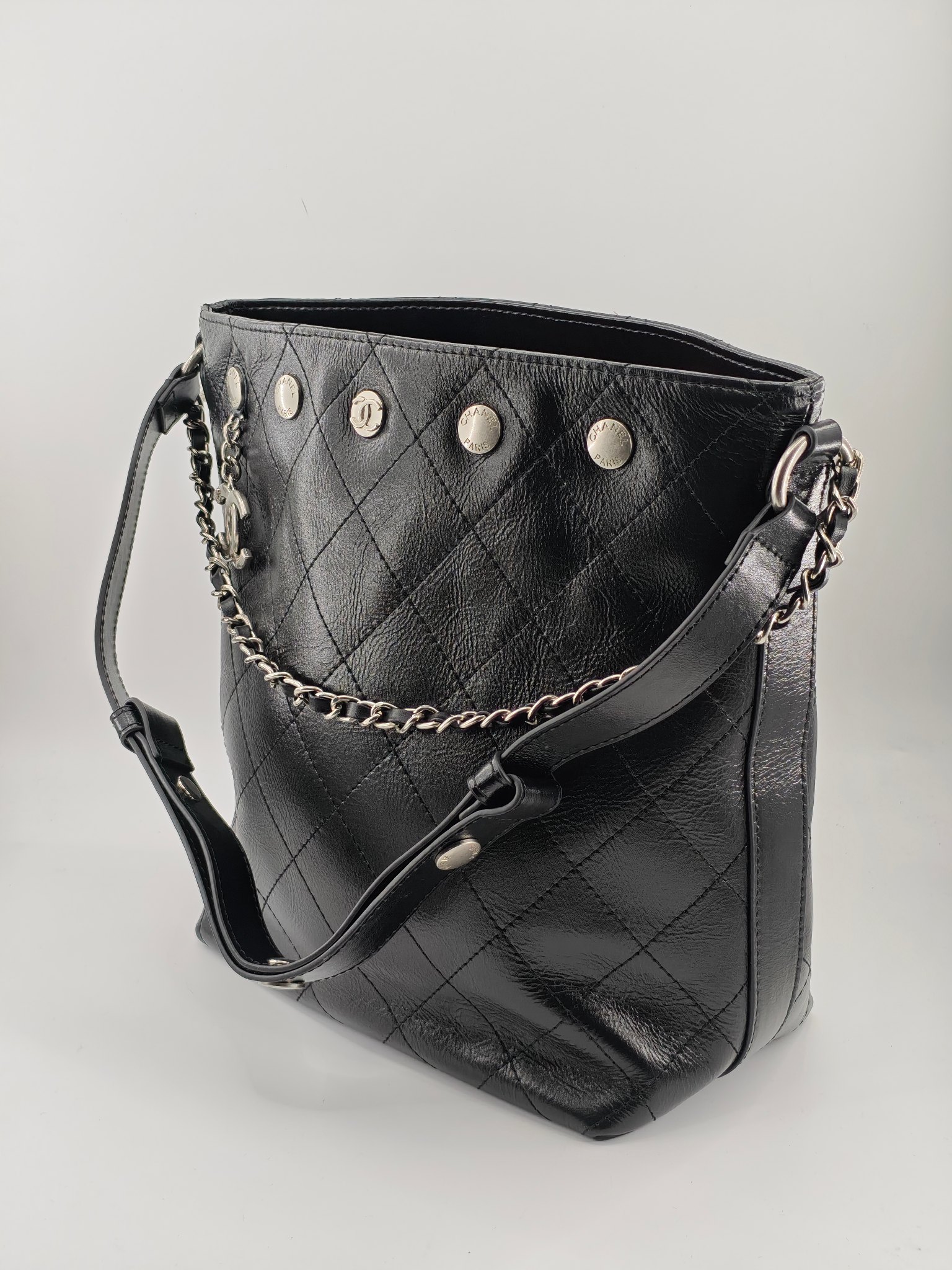  25小香新款托特包
头层黑色小牛皮银扣
实物实拍
尺寸：31/28/15
款号：1022
