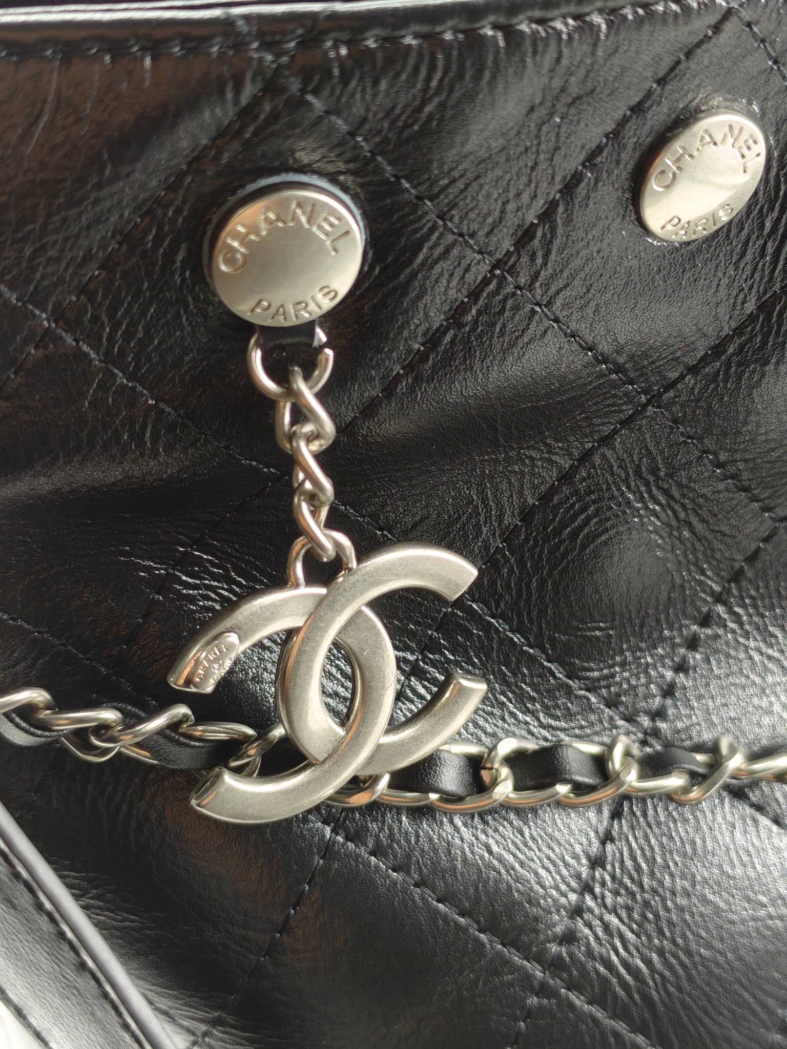  25小香新款托特包
头层黑色小牛皮银扣
实物实拍
尺寸：31/28/15
款号：1022
